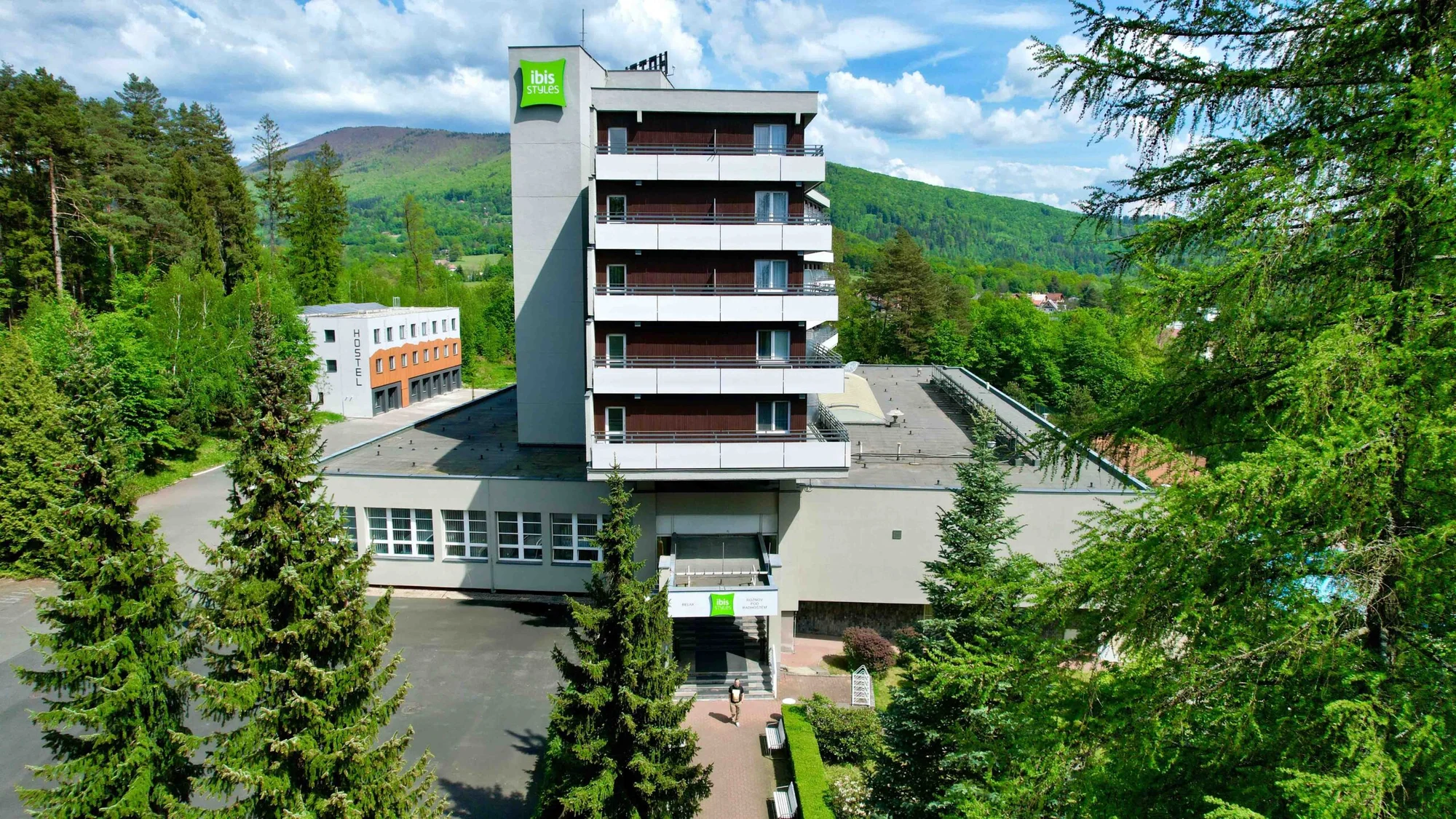 Pobyt v Rožnově pod Radhoštěm: jednoduché ubytování až pro 10 osob a možnost snídaně ve 4* hotelu
