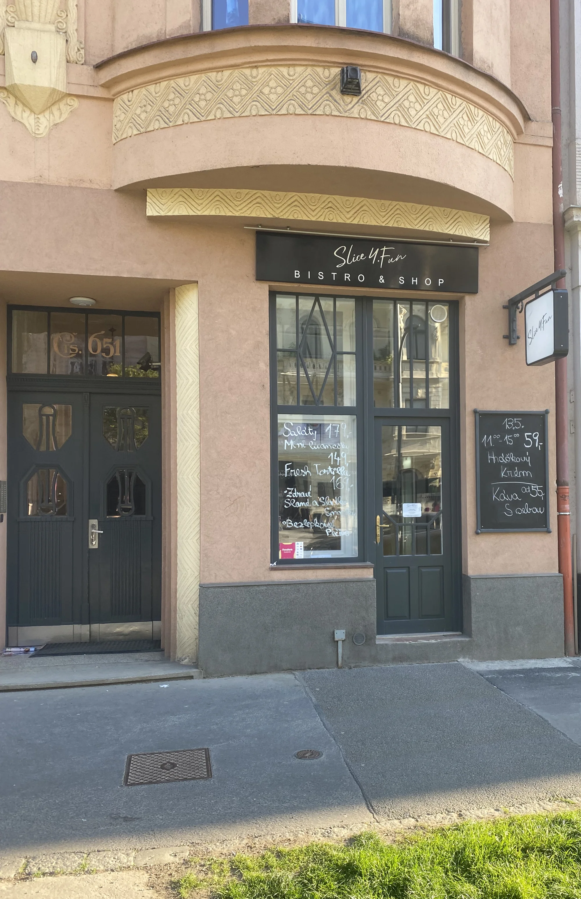 Vršovické bistro: sladké či slané mini lívanečky a nápoj dle výběru, pro 1 i 2 osoby