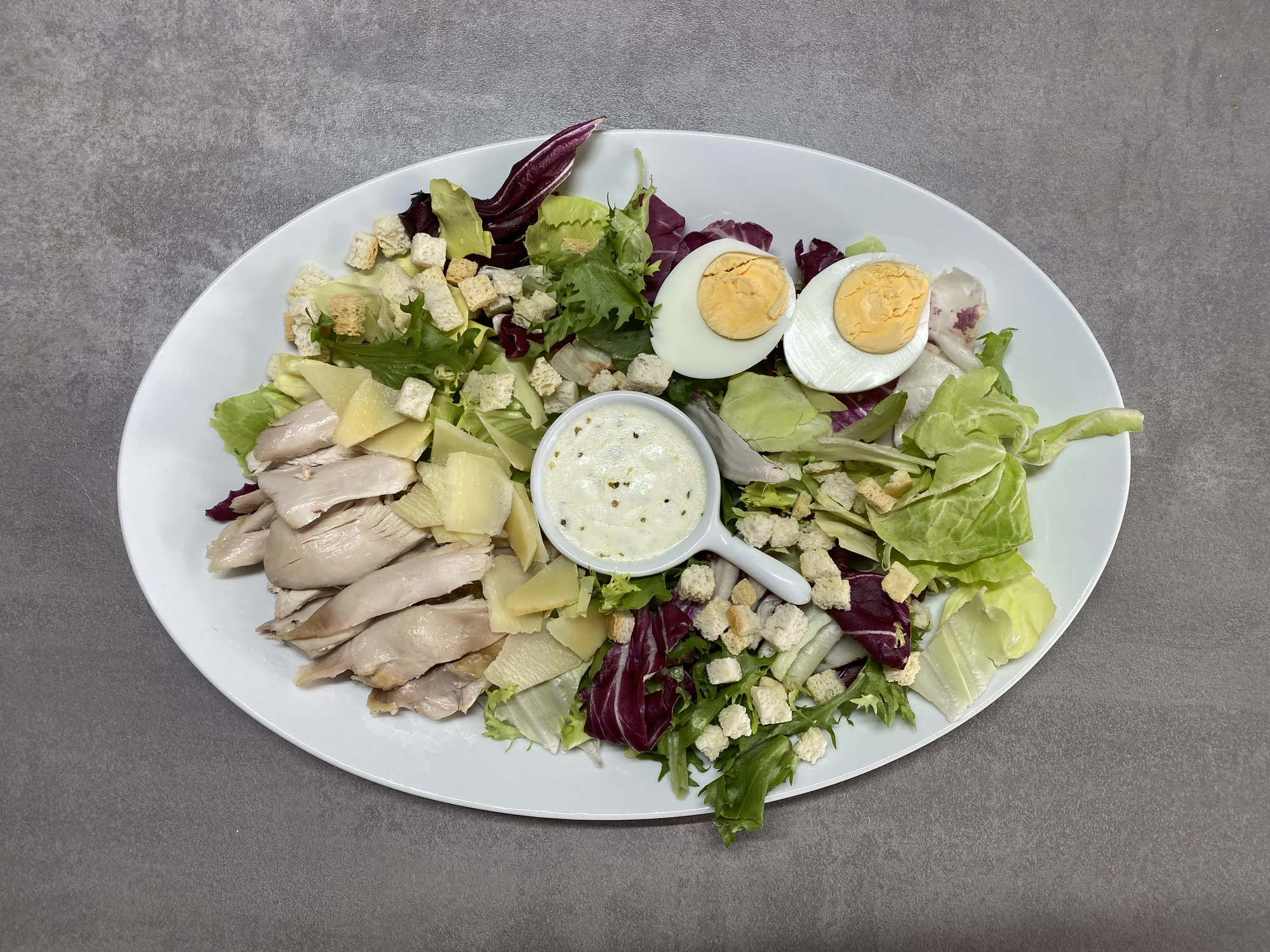 Vršovické bistro: salát či tortilla (masová i vege varianta) a nápoj dle výběru pro jednoho či dva