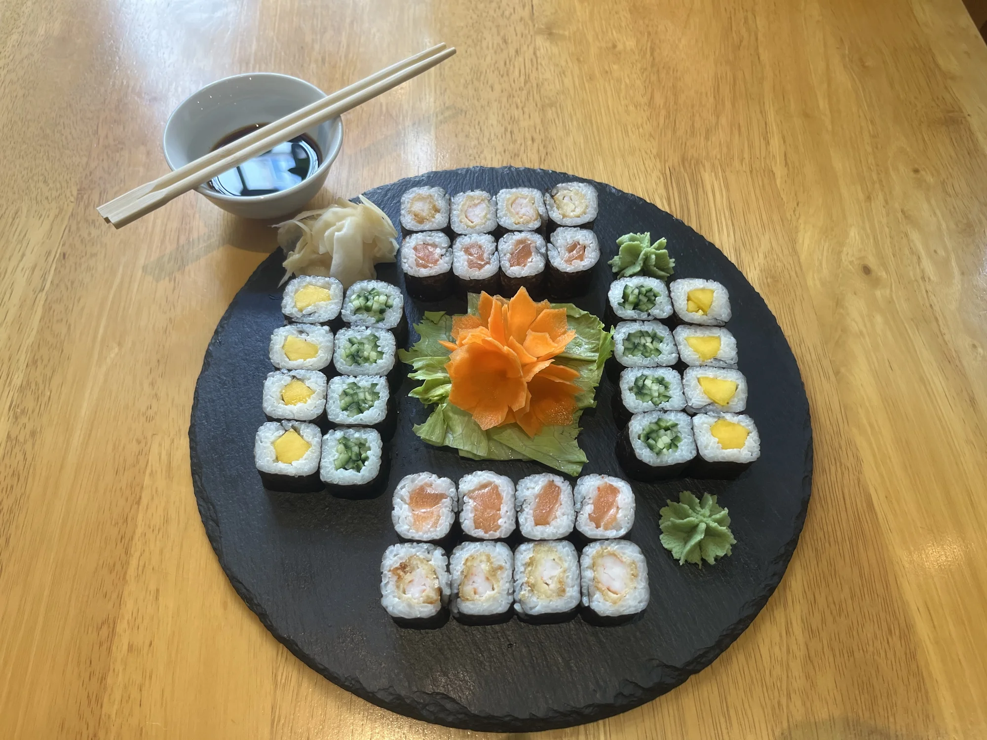 Sushi sety s rybou i vege: 18–66 kousků maki, nigiri, california i miso polévka