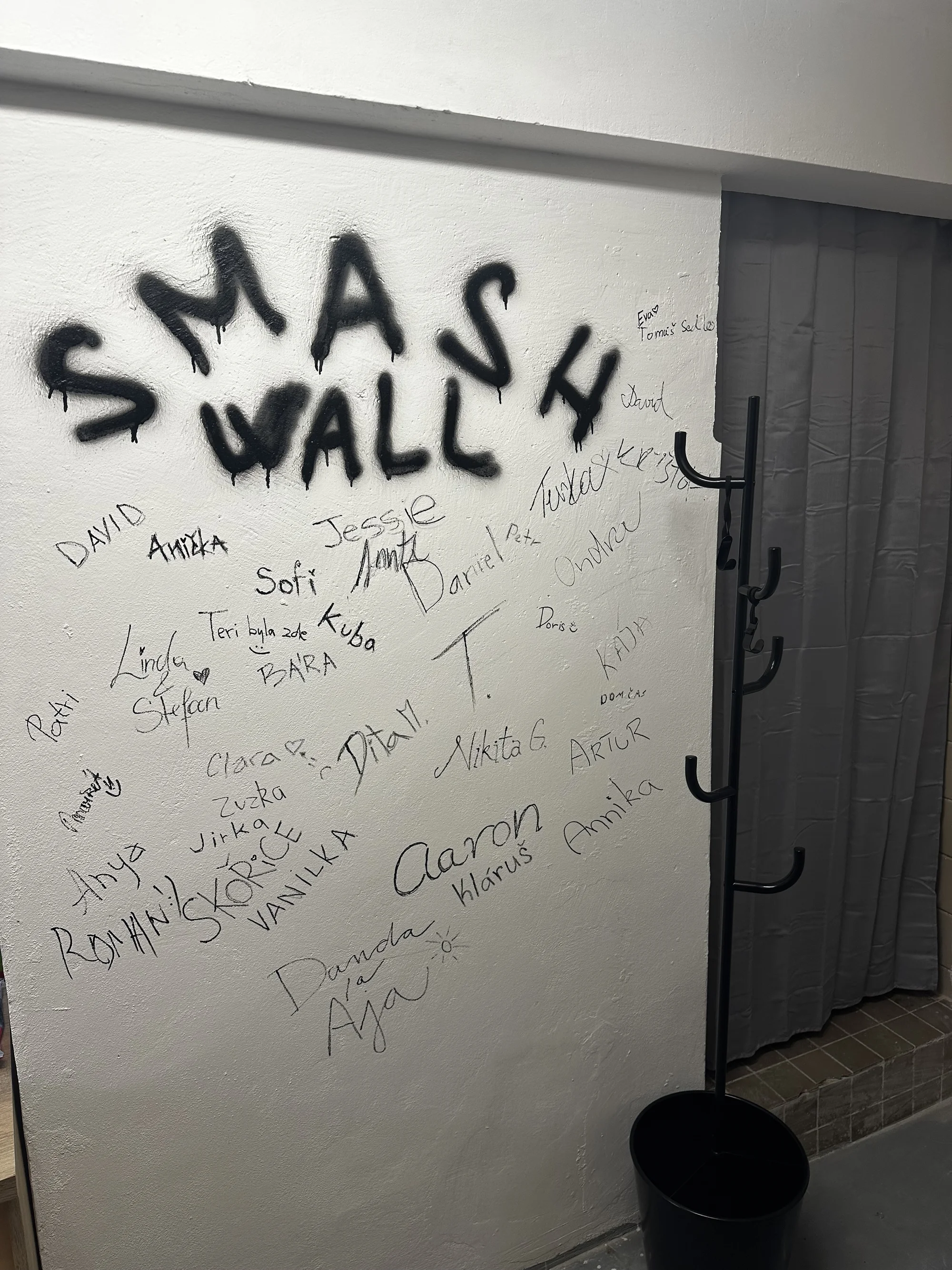 Upusťte páru a rozmlaťte si mikrovlnku: vstupy do pražského Smash Roomu až pro 5 osob