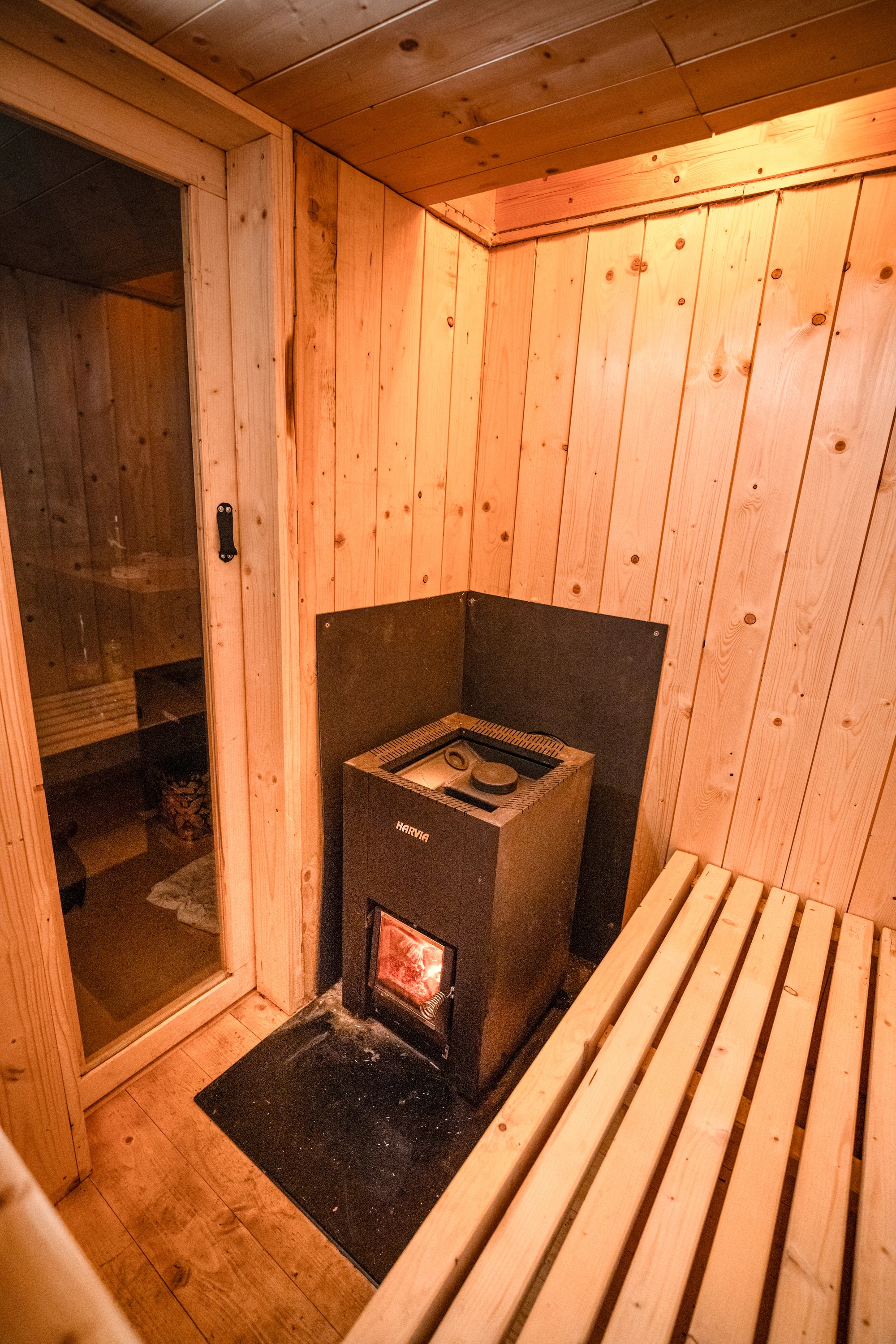 Romantický úkryt: obytná sauna Rošťák schovaná v lese u potoka