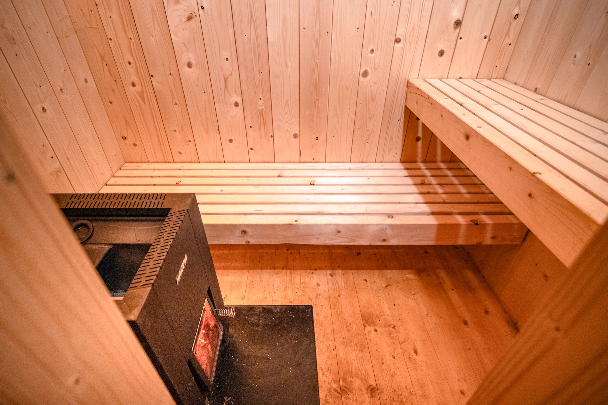 Romantický úkryt: obytná sauna Rošťák schovaná v lese u potoka