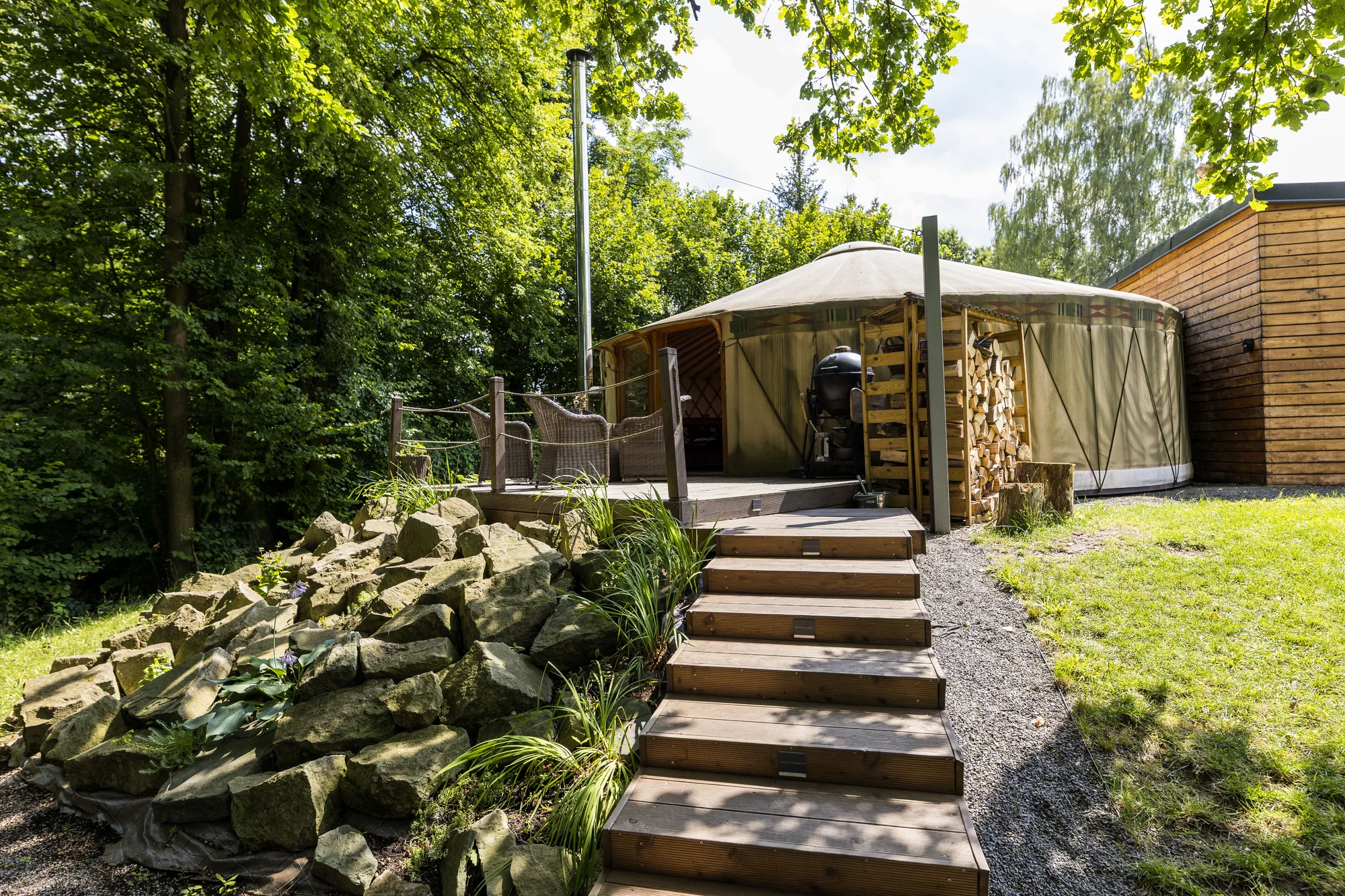 Relax v podhůří Beskyd: pobyt v moderní jurtě s privátní saunou a snídaní až pro 4 osoby