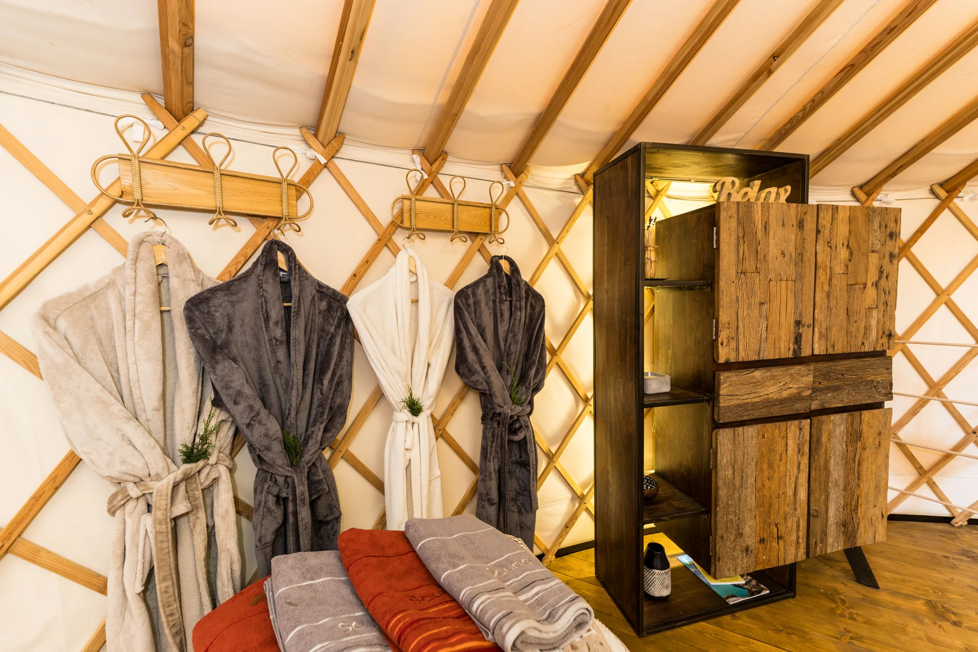 Relax v podhůří Beskyd: pobyt v moderní jurtě s privátní saunou a snídaní až pro 4 osoby