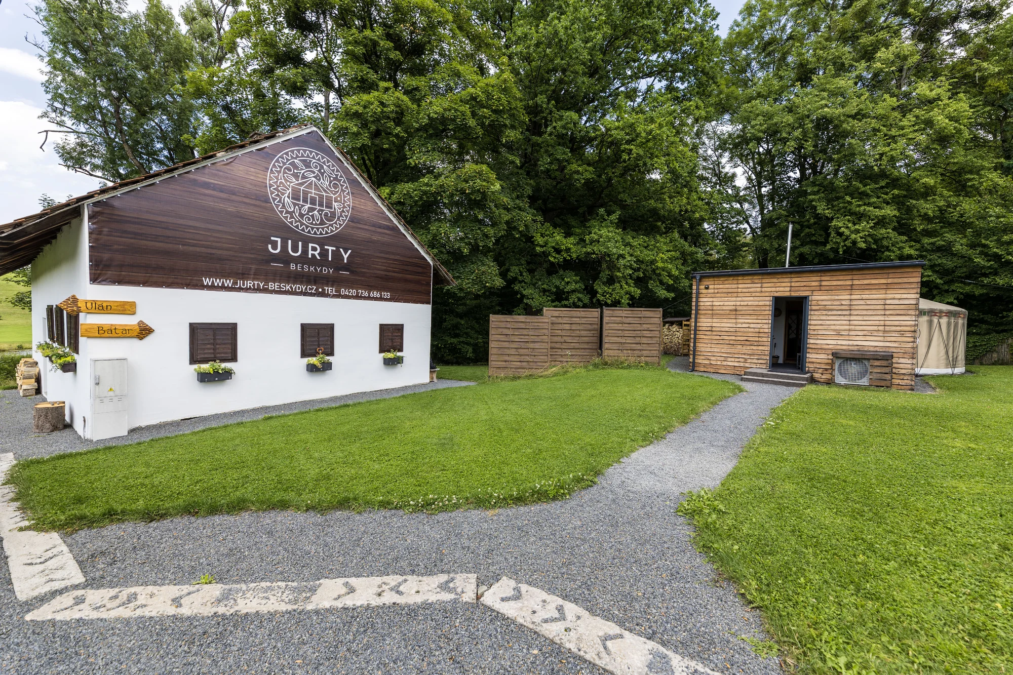 Relax v podhůří Beskyd: pobyt v moderní jurtě s privátní saunou a snídaní až pro 4 osoby