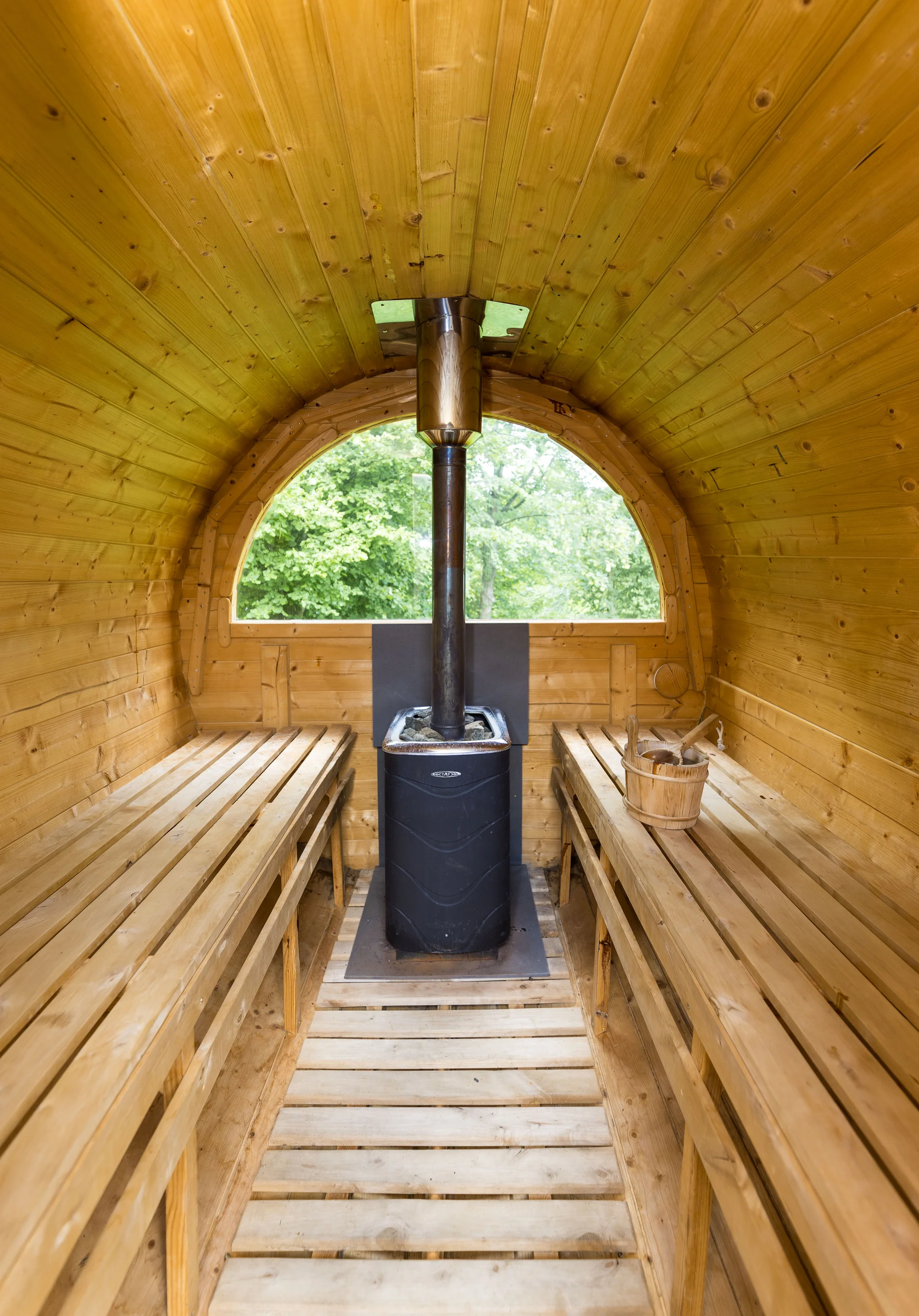 Relax v podhůří Beskyd: pobyt v moderní jurtě s privátní saunou a snídaní až pro 4 osoby