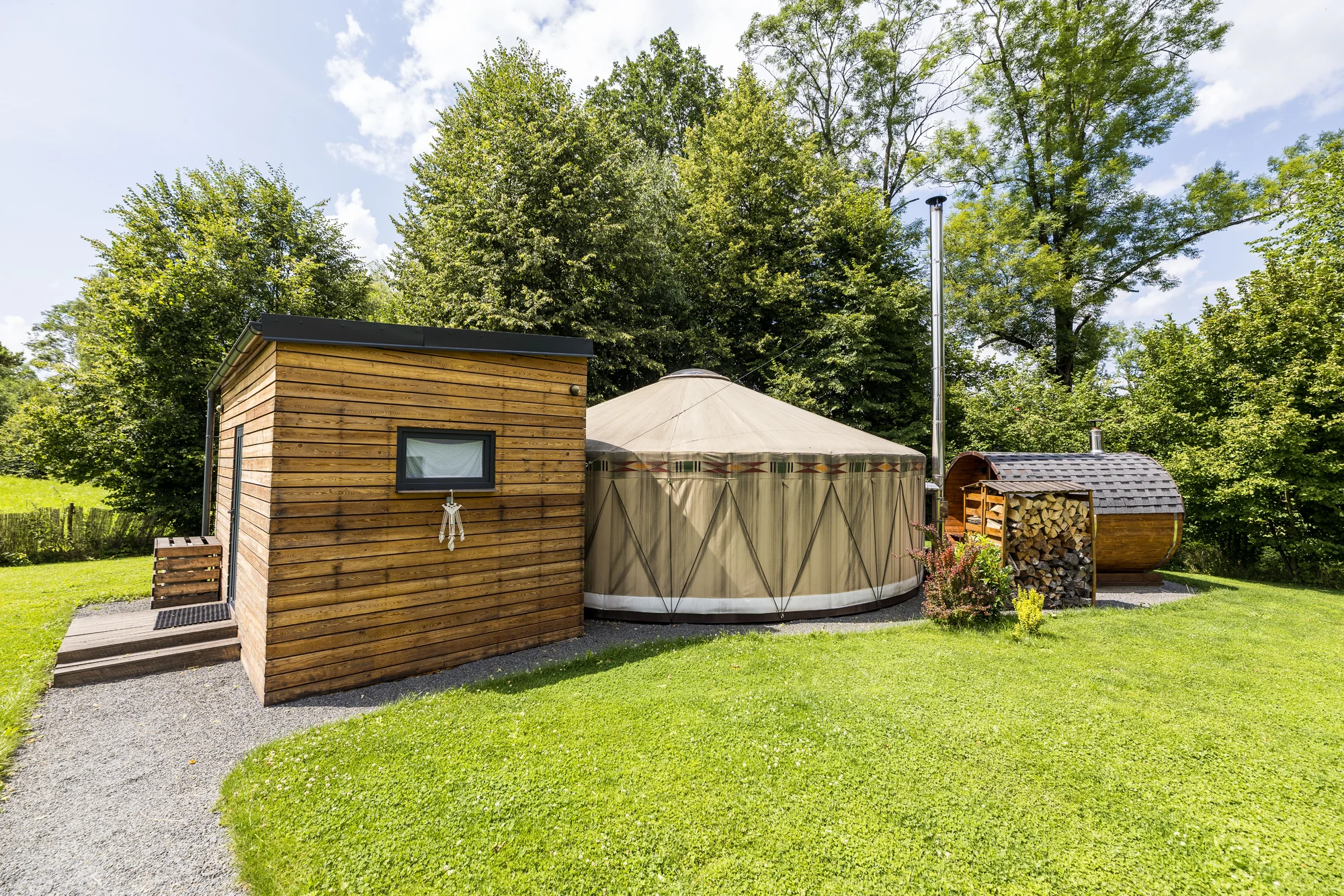 Relax v podhůří Beskyd: pobyt v moderní jurtě s privátní saunou a snídaní až pro 4 osoby