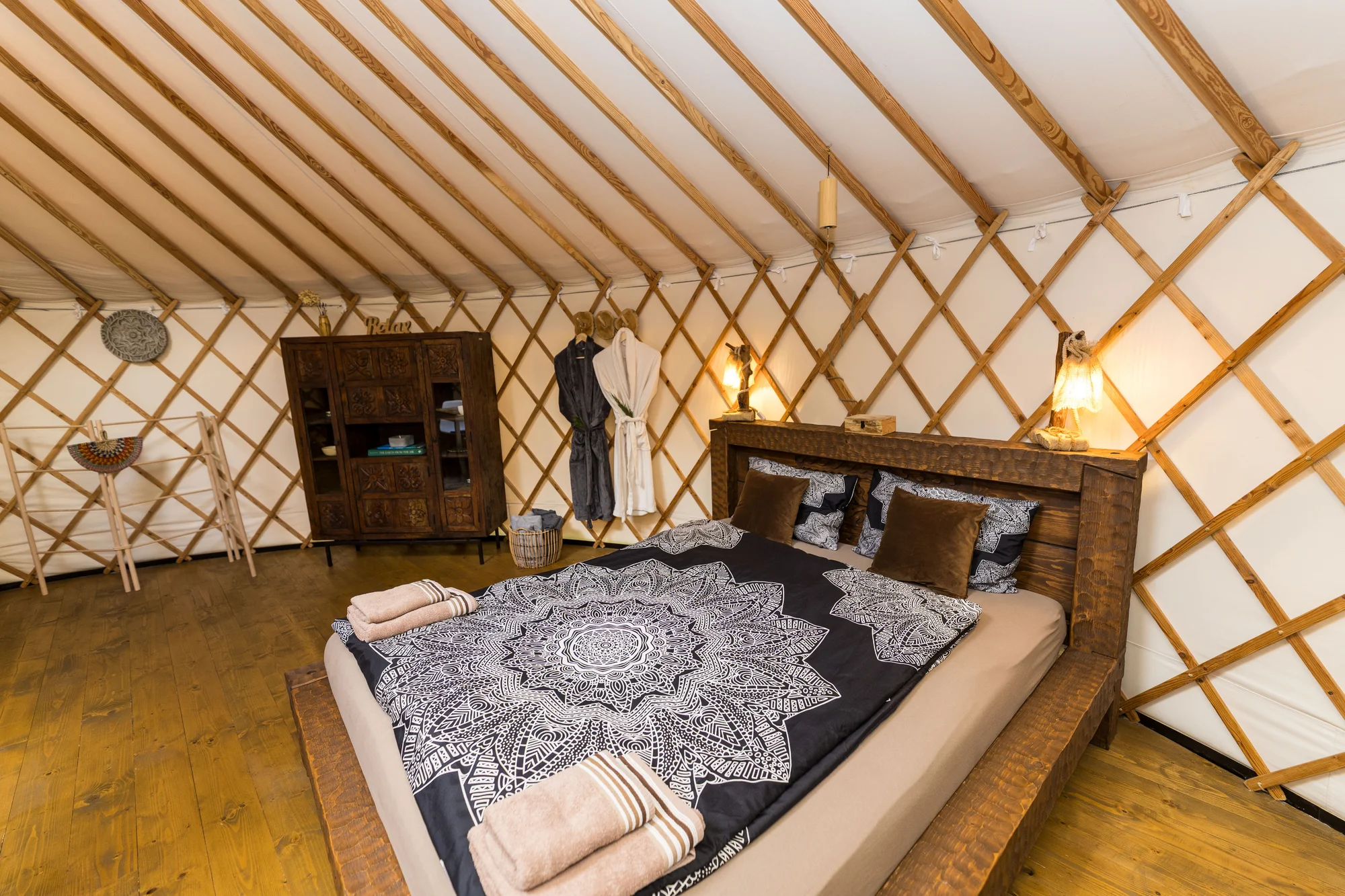 Relax v podhůří Beskyd: pobyt v moderní jurtě s privátní saunou a snídaní až pro 4 osoby