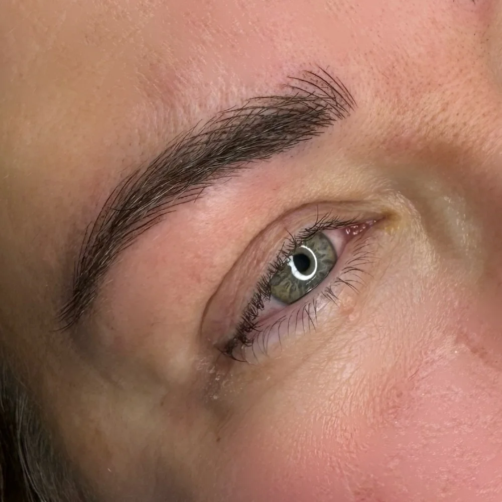 Dokonalý pohled a smyslný úsměv: permanentní make-up obočí nebo rtů