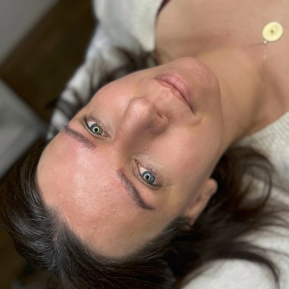 Dokonalý pohled a smyslný úsměv: permanentní make-up obočí nebo rtů