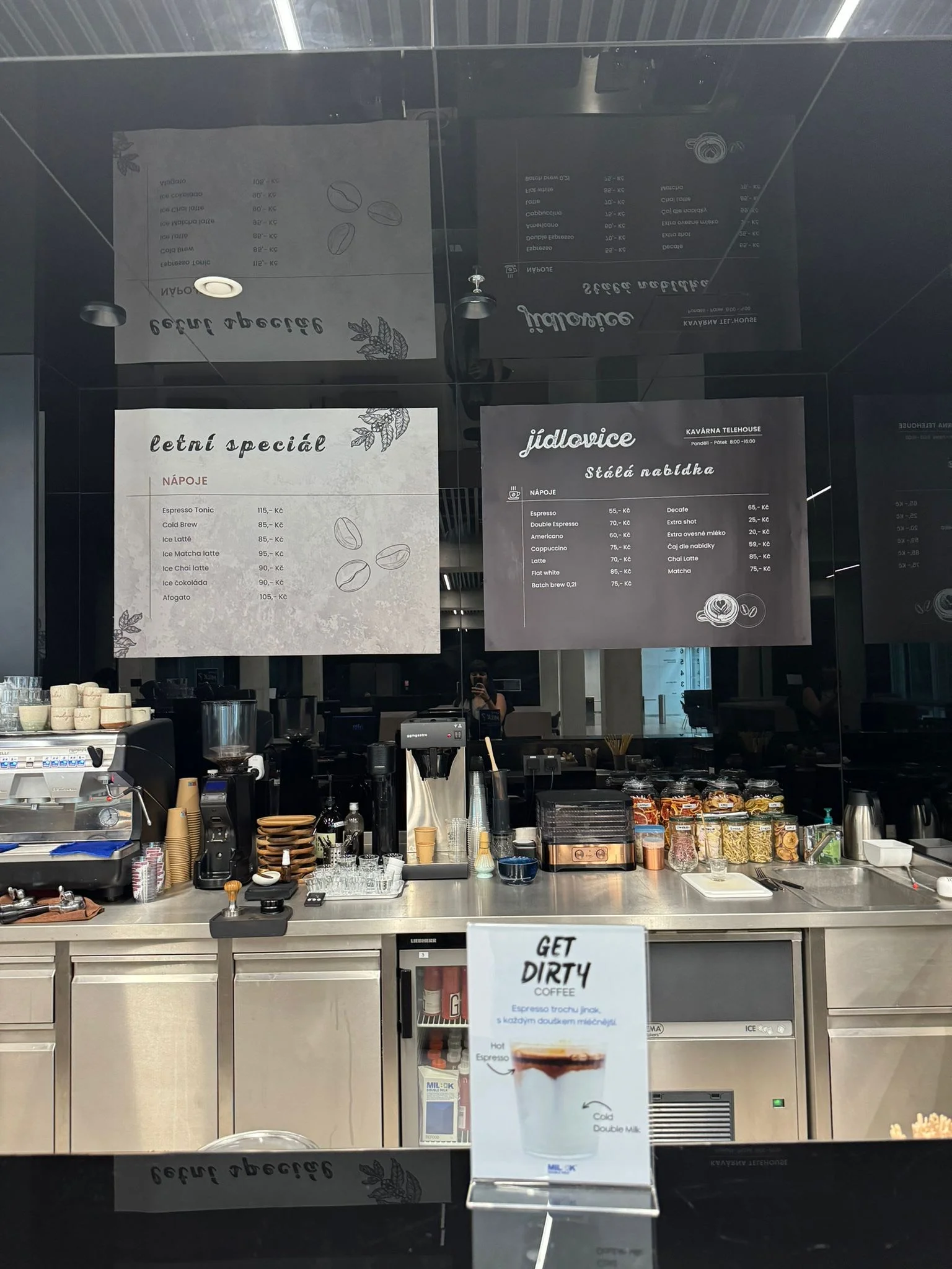 Dárek pro milovníky kávy: baristický kurz pro začátečníky, domácí příprava espressa i latte art