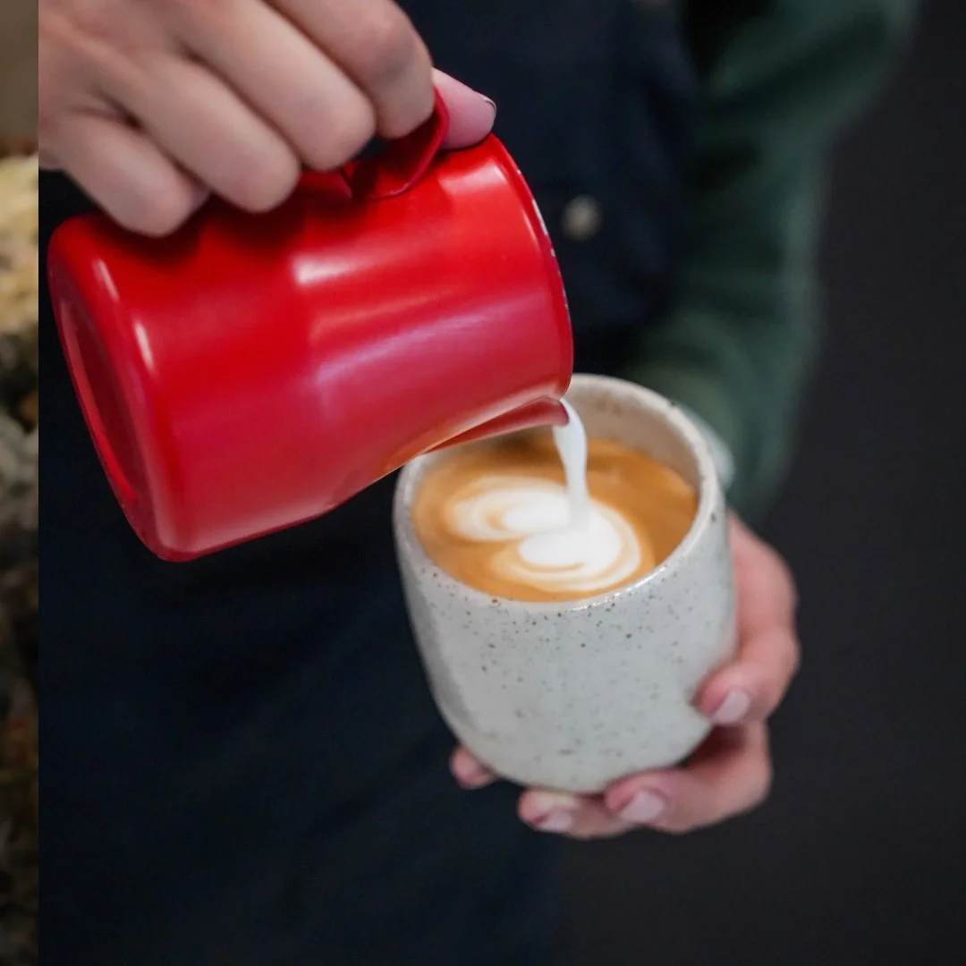 Dárek pro milovníky kávy: baristický kurz pro začátečníky, domácí příprava espressa i latte art