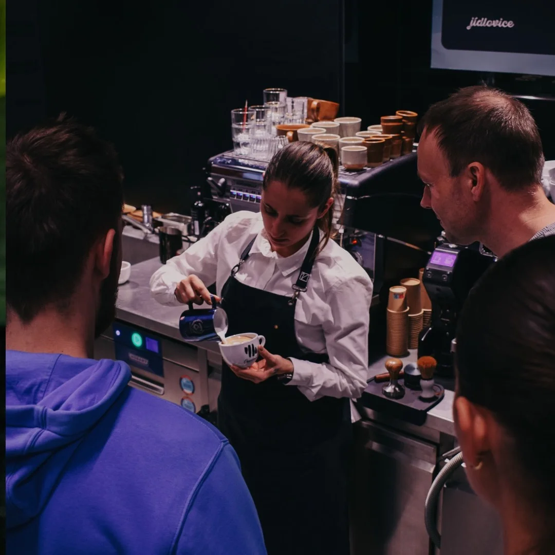 Dárek pro milovníky kávy: baristický kurz pro začátečníky, domácí příprava espressa i latte art