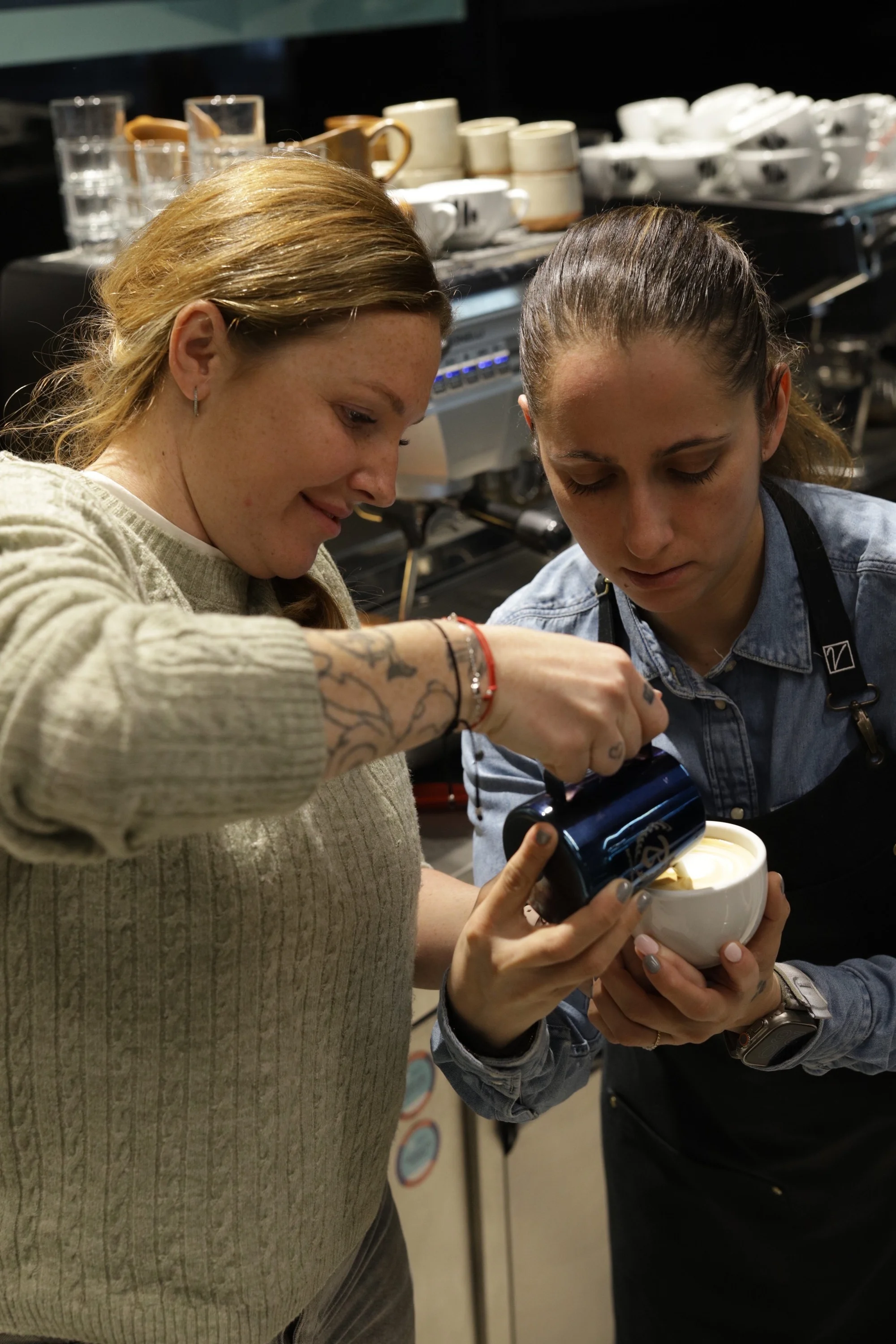 Dárek pro milovníky kávy: baristický kurz pro začátečníky, domácí příprava espressa i latte art