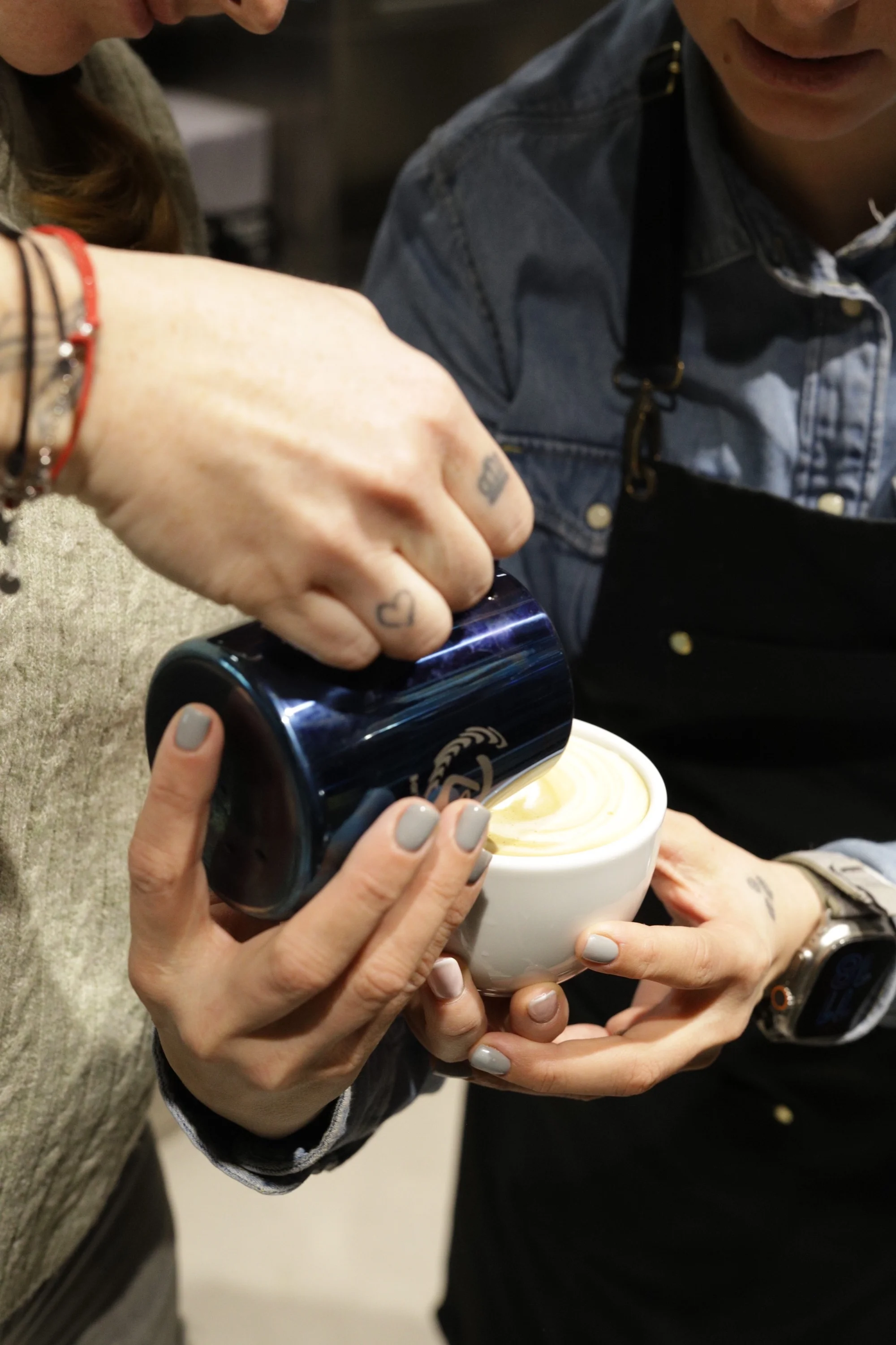 Dárek pro milovníky kávy: baristický kurz pro začátečníky, domácí příprava espressa i latte art