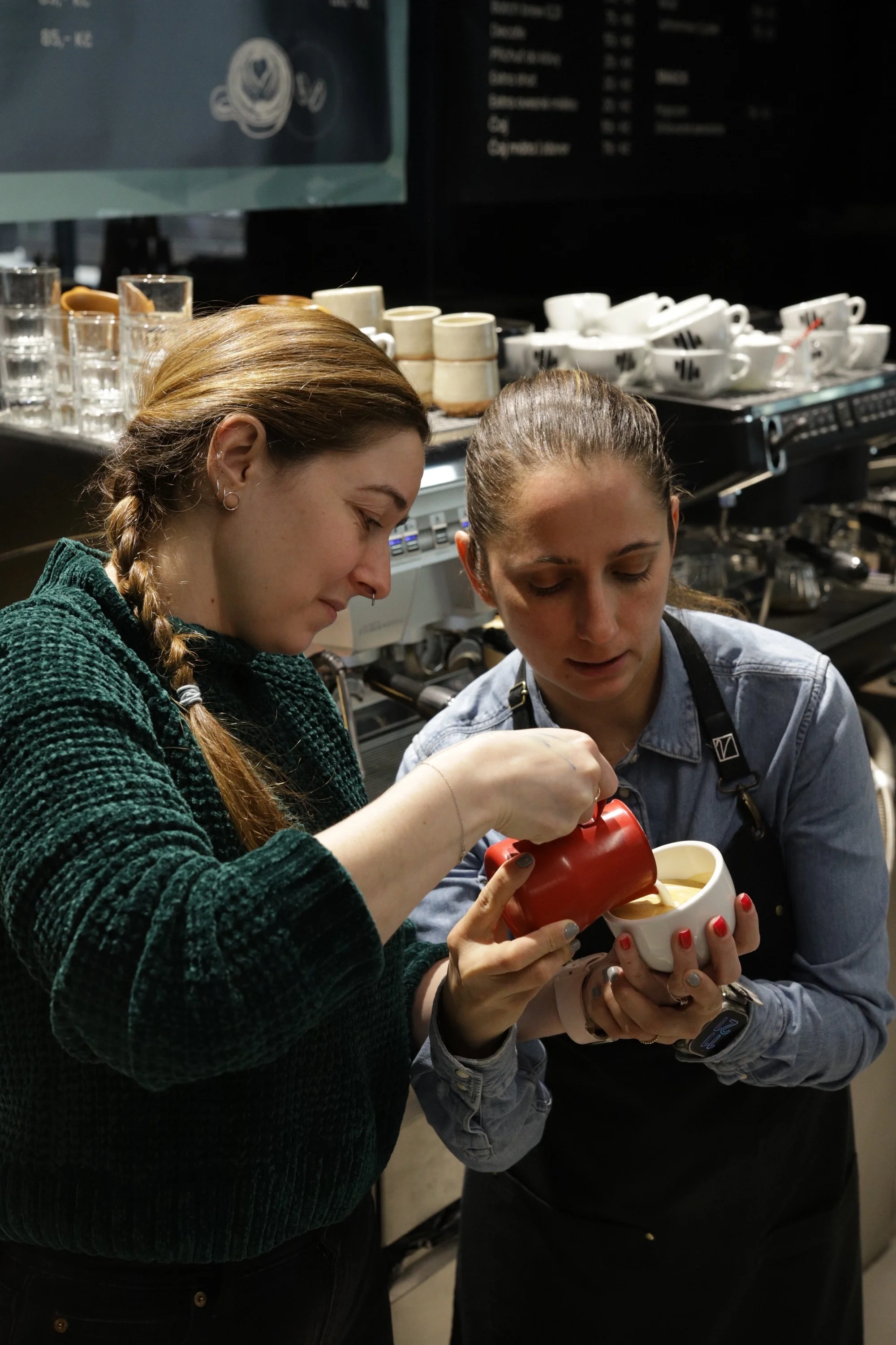 Dárek pro milovníky kávy: baristický kurz pro začátečníky, domácí příprava espressa i latte art