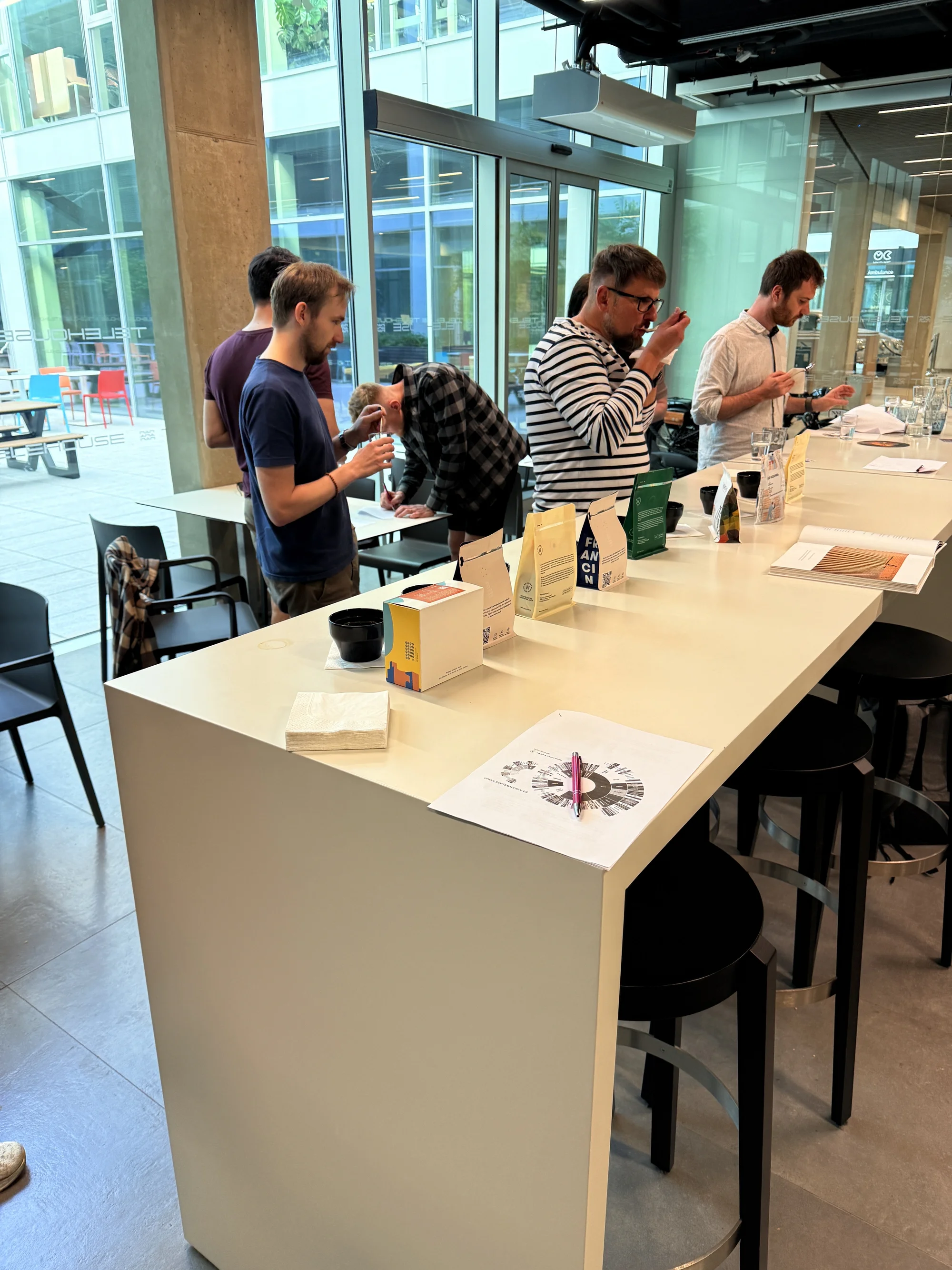 Cupping: zážitková degustace kávy z celého světa i kofeinový dárek pro 1 i 2 osoby