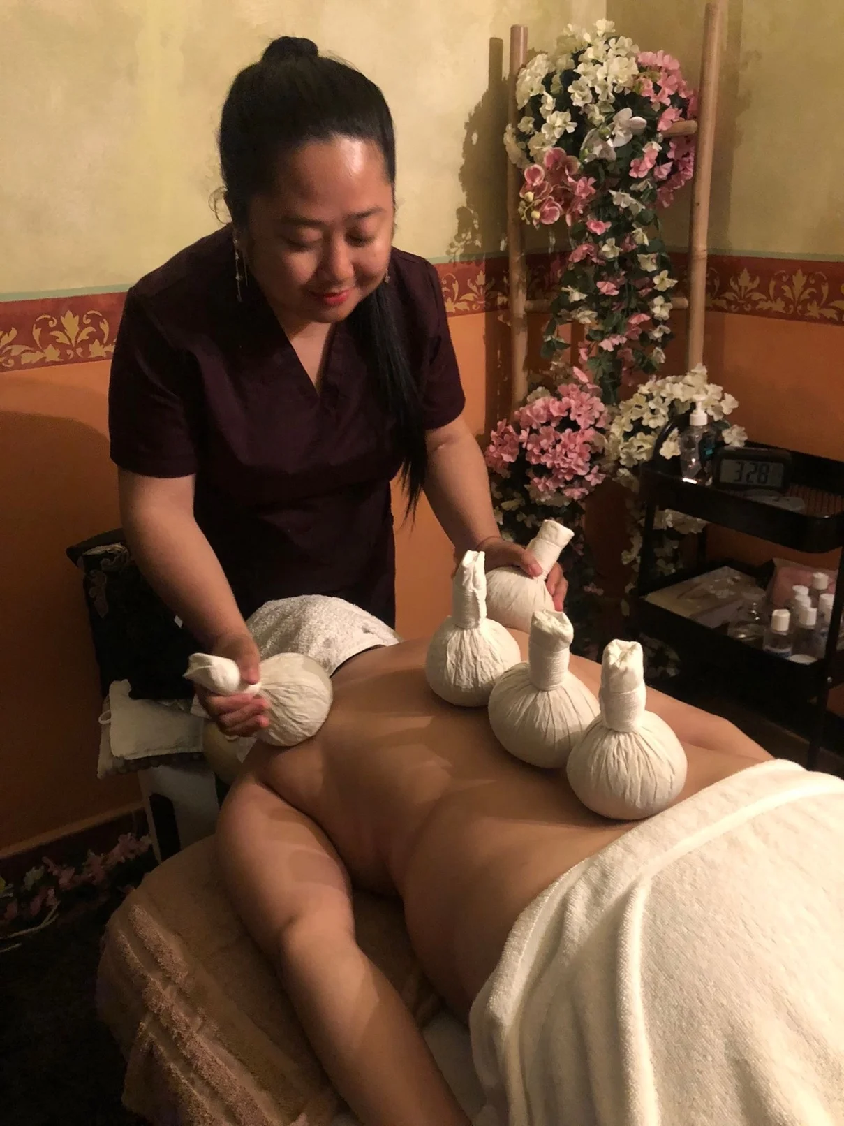 Božská relaxace: thajská relaxační a Bali masáž celého těla včetně párové varianty se saunou a sektem