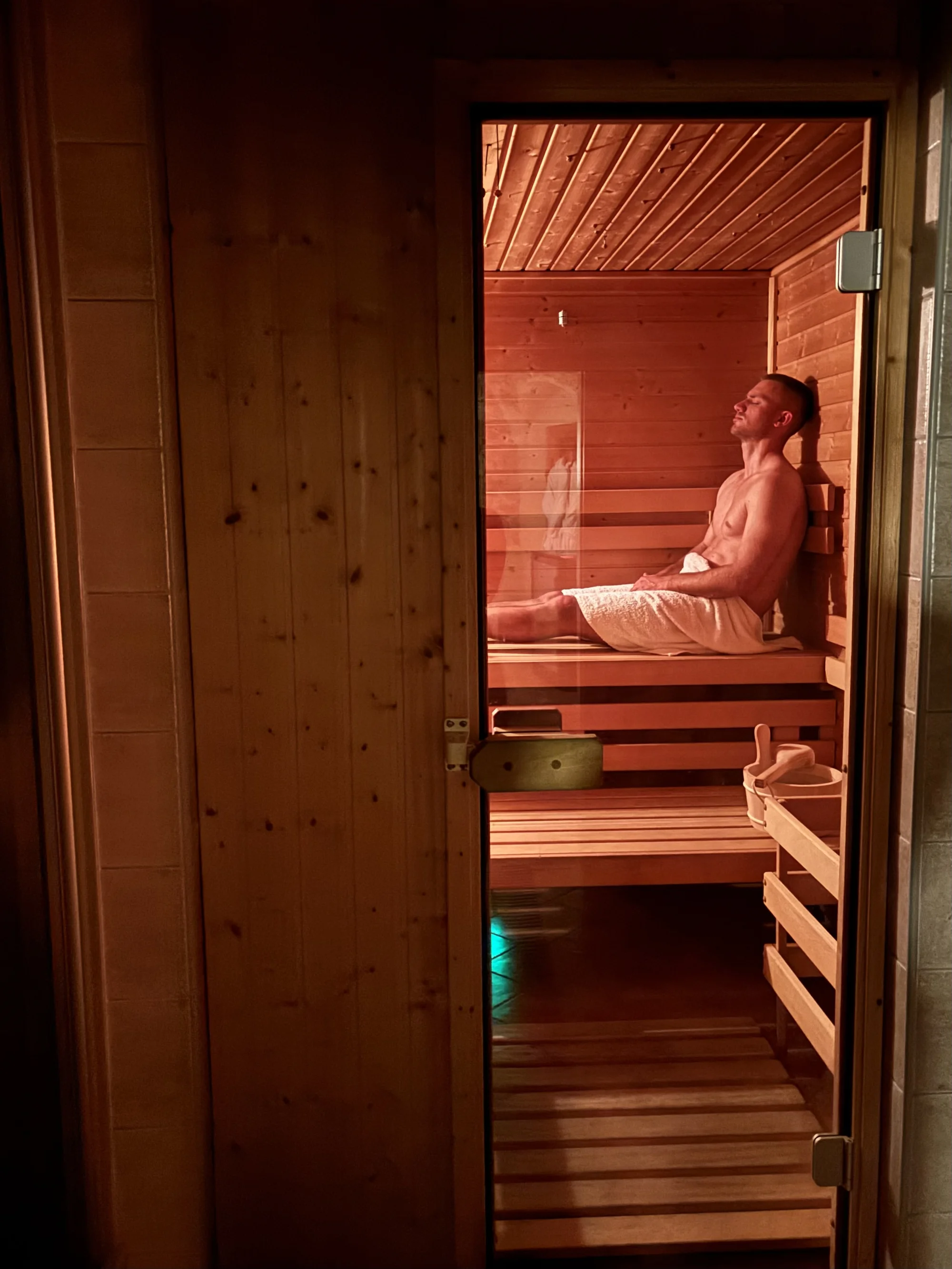 Božská relaxace: thajská relaxační a Bali masáž celého těla včetně párové varianty se saunou a sektem