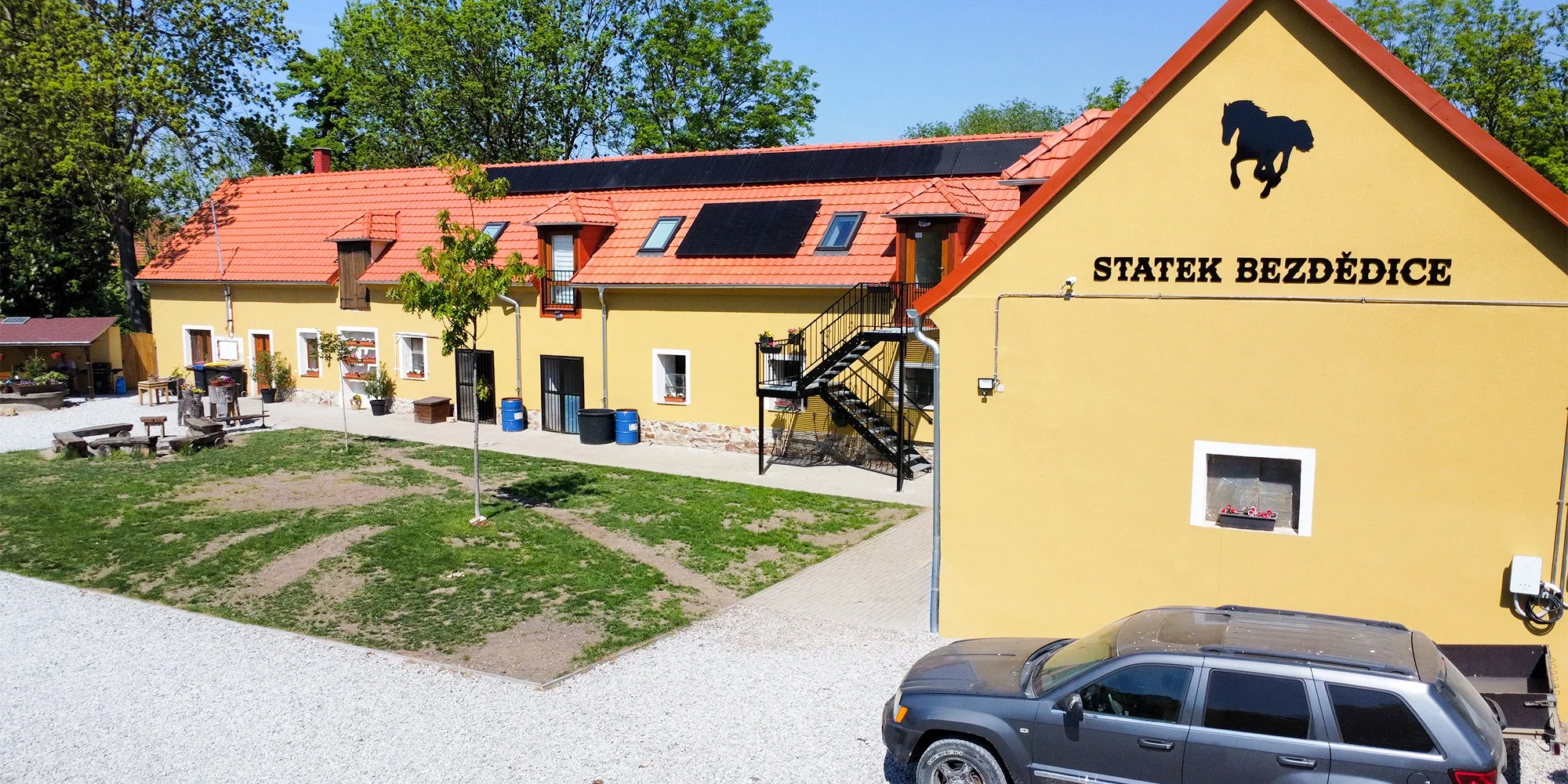 Pobyt na statku pod Brdy: vybavené apartmány až pro 5 osob i vyjížďka na koních