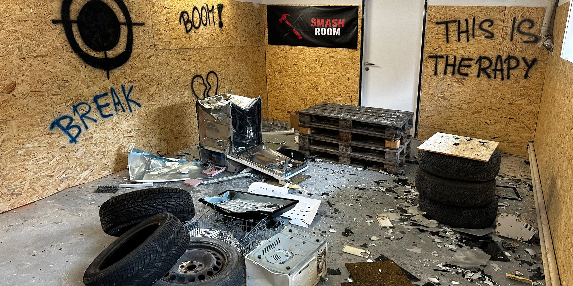 Upusťte páru a rozmlaťte si mikrovlnku: vstupy do pražského Smash Roomu až pro 5 osob