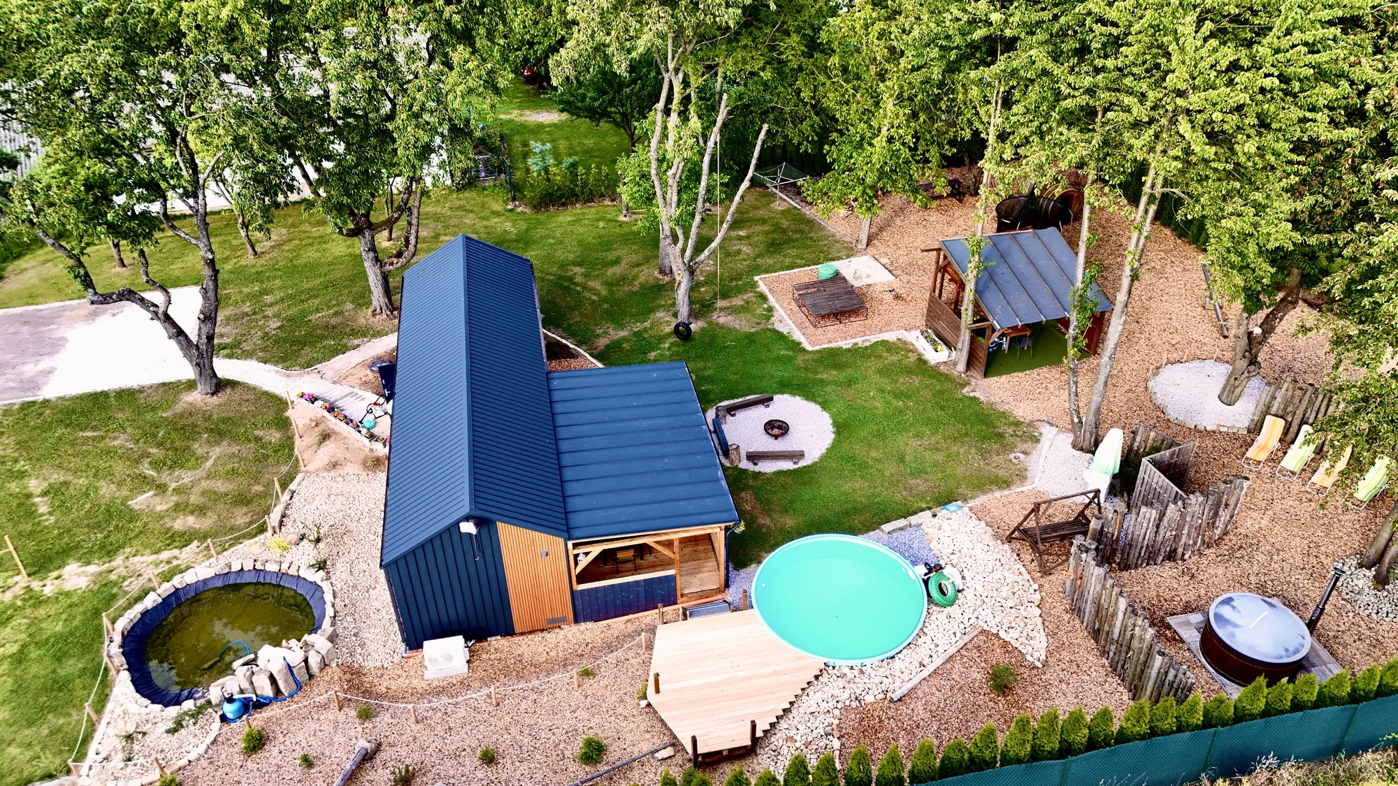 Luxusní glamping na východu Čech: sauna, venkovní vířivka i vyžití pro děti