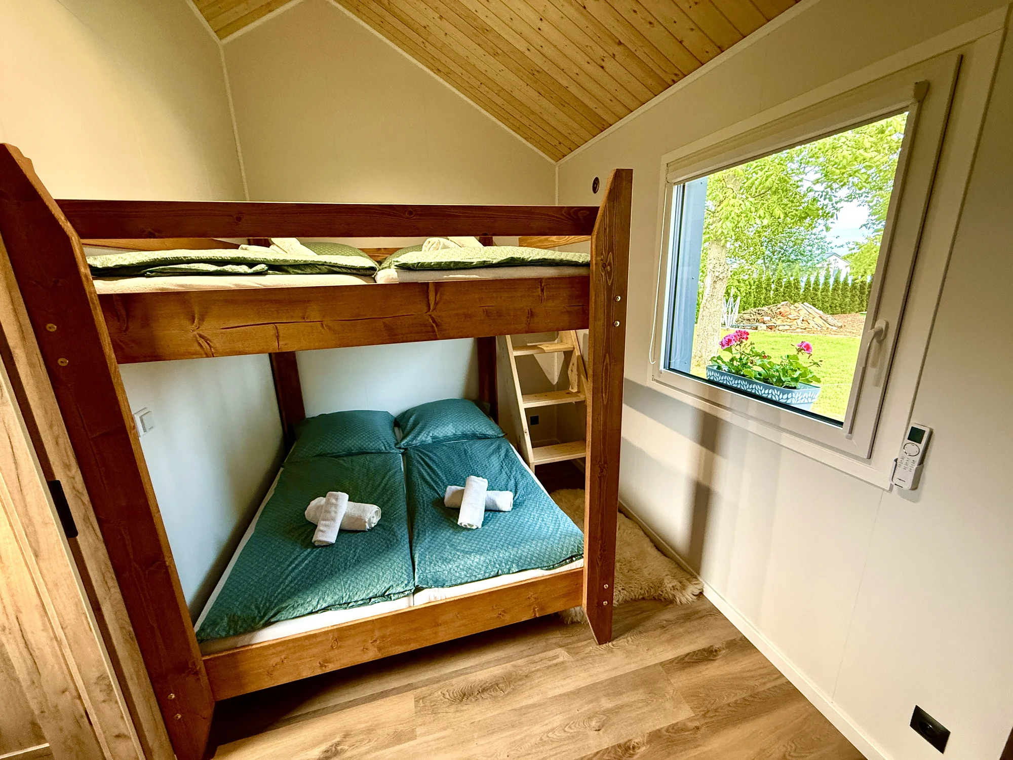Luxusní glamping na východu Čech: sauna, venkovní vířivka i vyžití pro děti