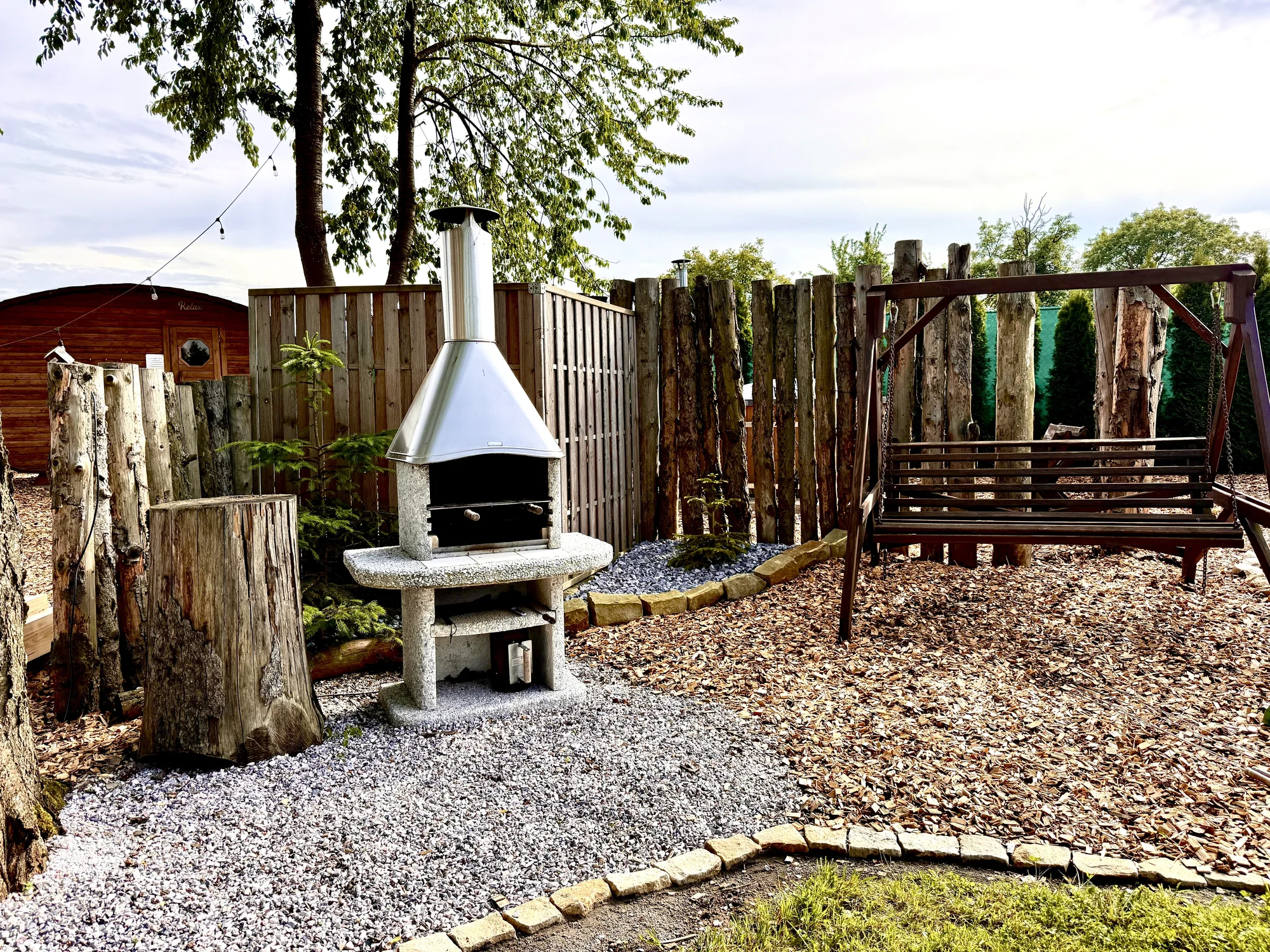 Luxusní glamping na východu Čech: sauna, venkovní vířivka i vyžití pro děti
