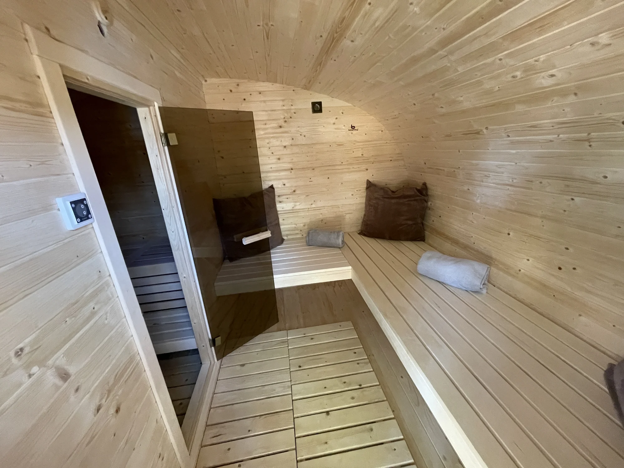 Luxusní glamping na východu Čech: sauna, venkovní vířivka i vyžití pro děti