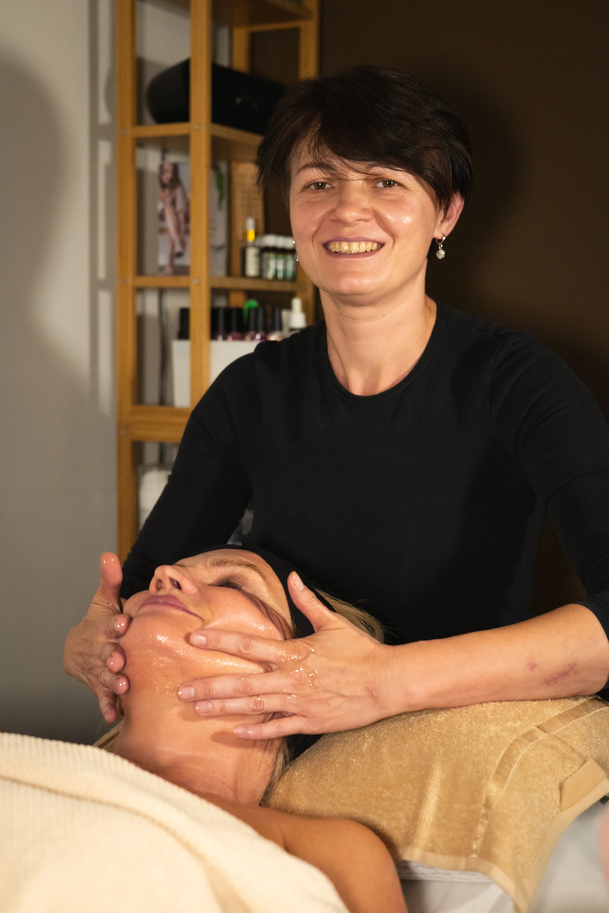 Aromaterapeutické kosmetické ošetření s liftingovou maskou a masáží obličeje