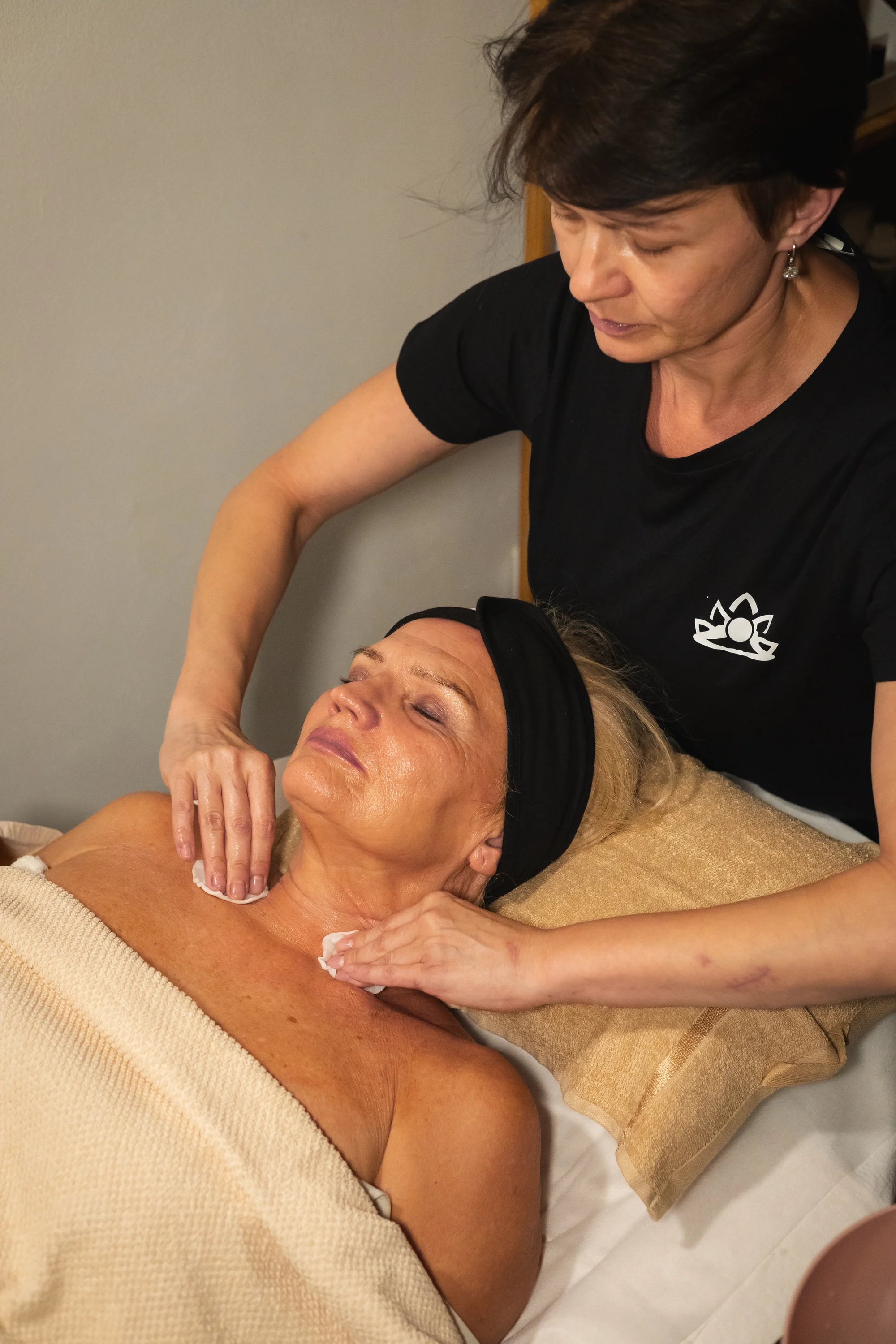 Aromaterapeutické kosmetické ošetření s liftingovou maskou a masáží obličeje