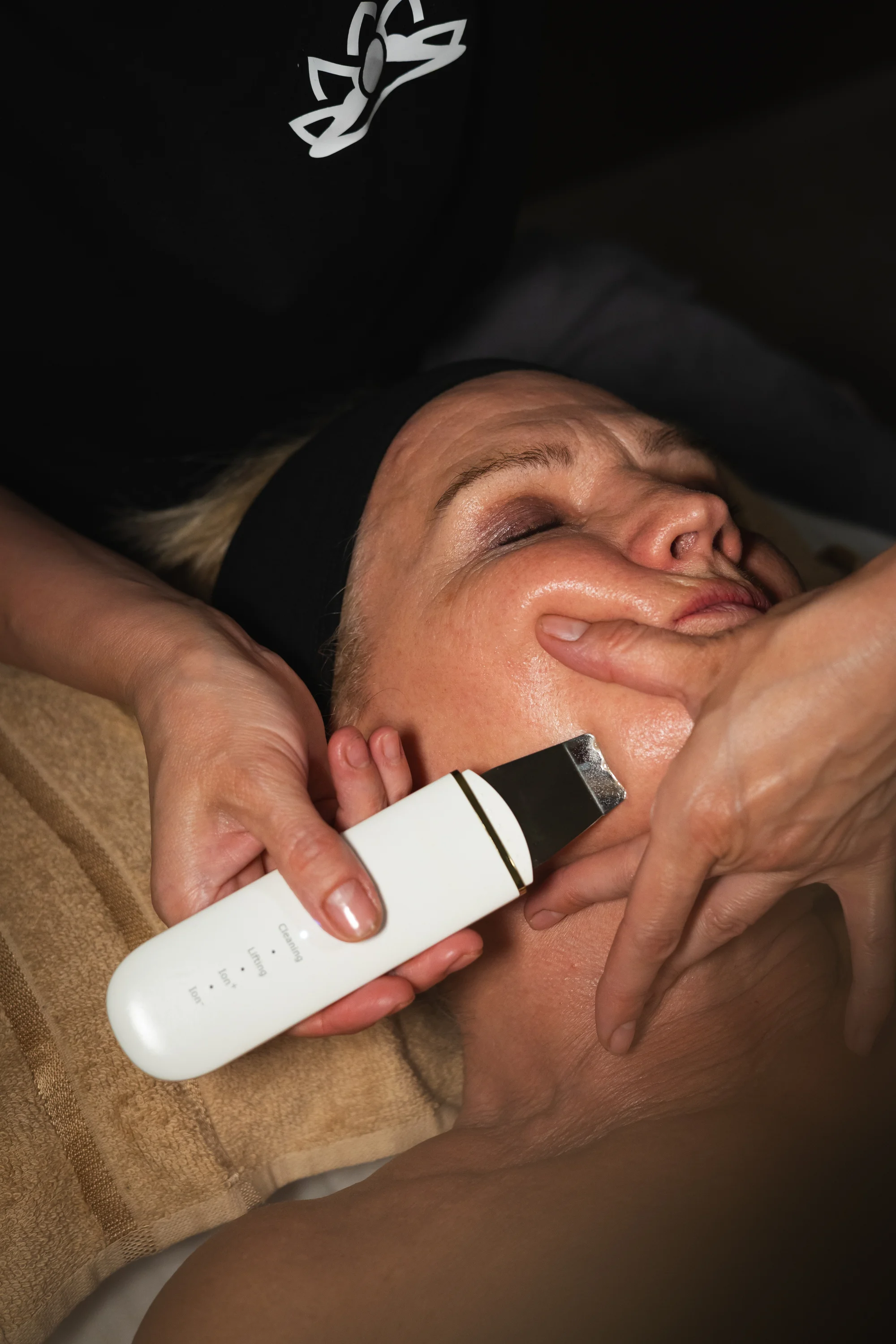 Aromaterapeutické kosmetické ošetření s liftingovou maskou a masáží obličeje