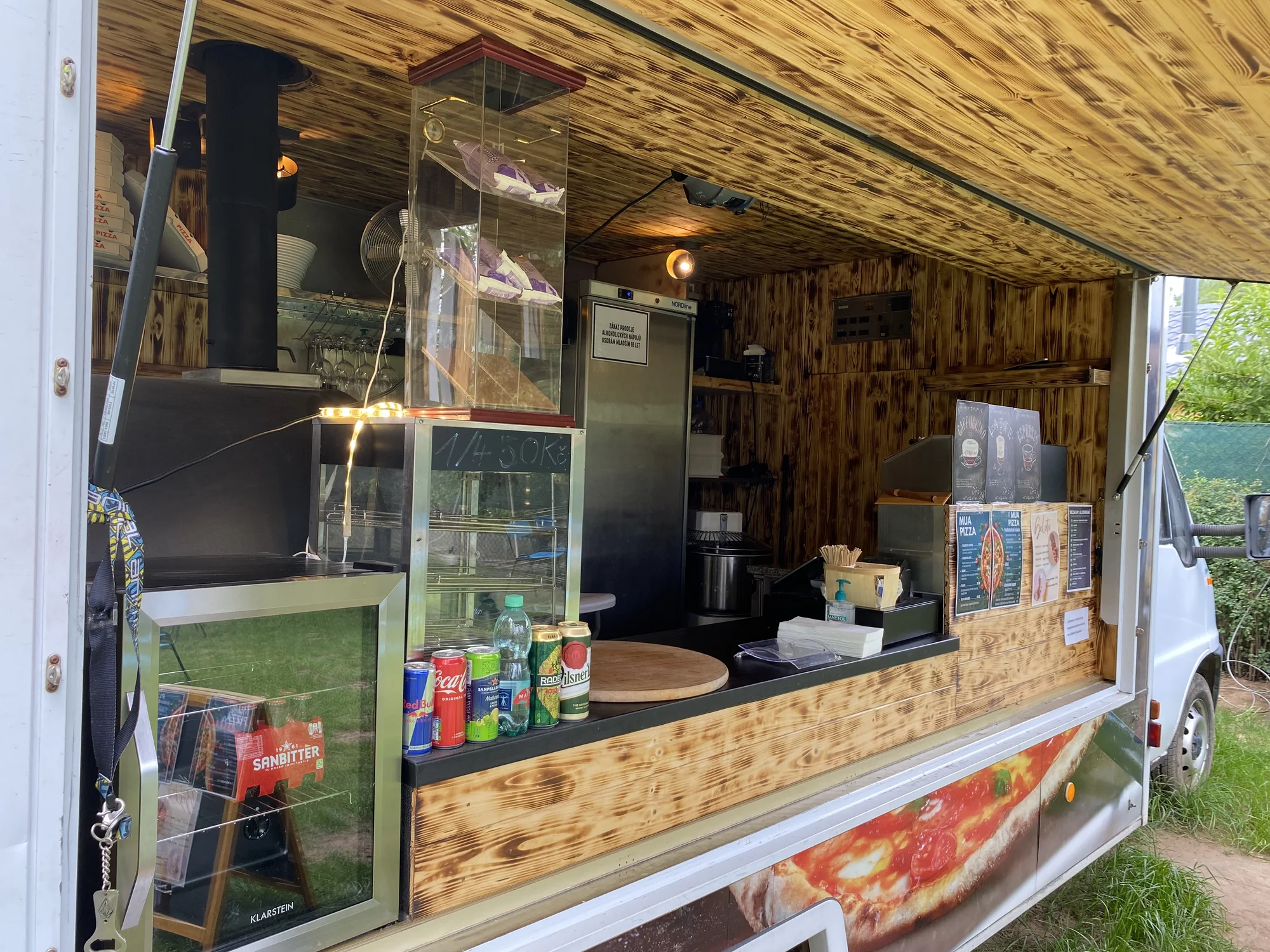 Ochutnejte pravou neapolskou Margheritu: pizza a nápoj dle výběru pro 1 nebo 2 osoby