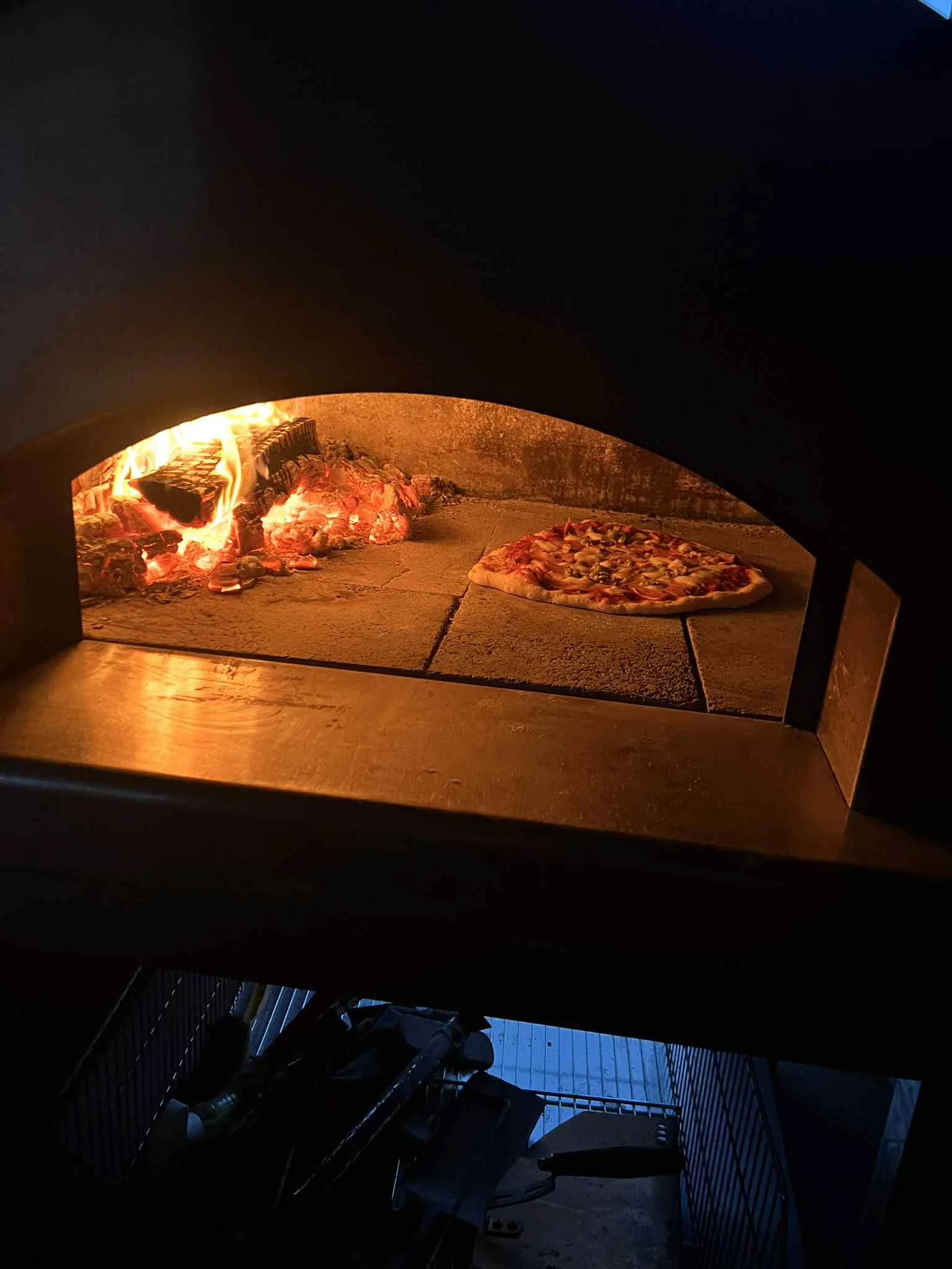 Ochutnejte pravou neapolskou Margheritu: pizza a nápoj dle výběru pro 1 nebo 2 osoby