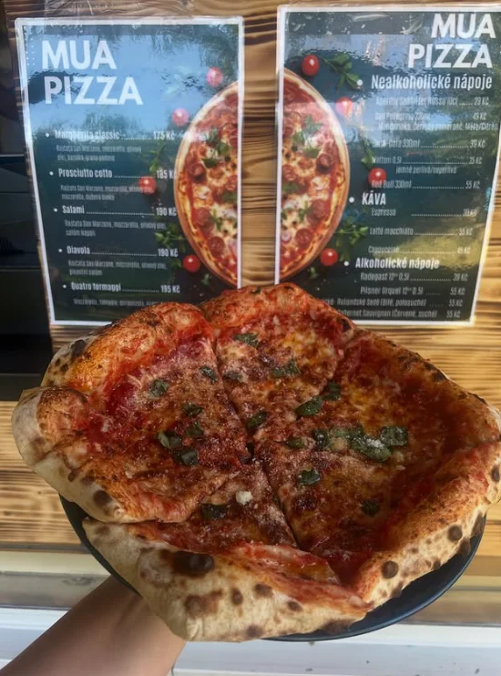 Ochutnejte pravou neapolskou Margheritu: pizza a nápoj dle výběru pro 1 nebo 2 osoby