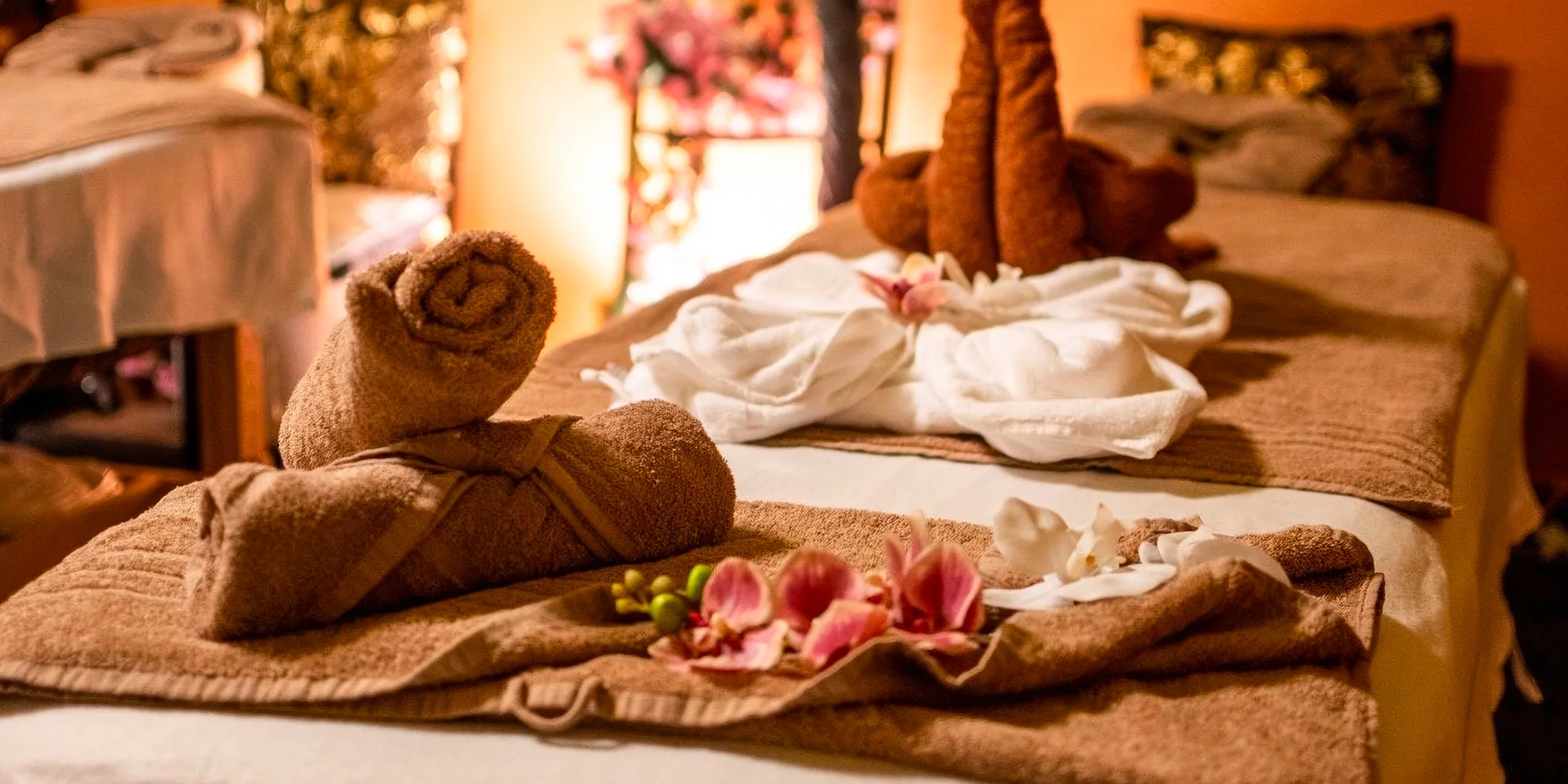 Božská relaxace: thajská relaxační a Bali masáž celého těla včetně párové varianty se saunou a sektem
