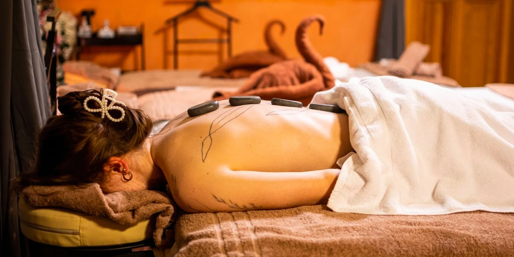 Božská relaxace: thajská relaxační a Bali masáž celého těla včetně párové varianty se saunou a sektem