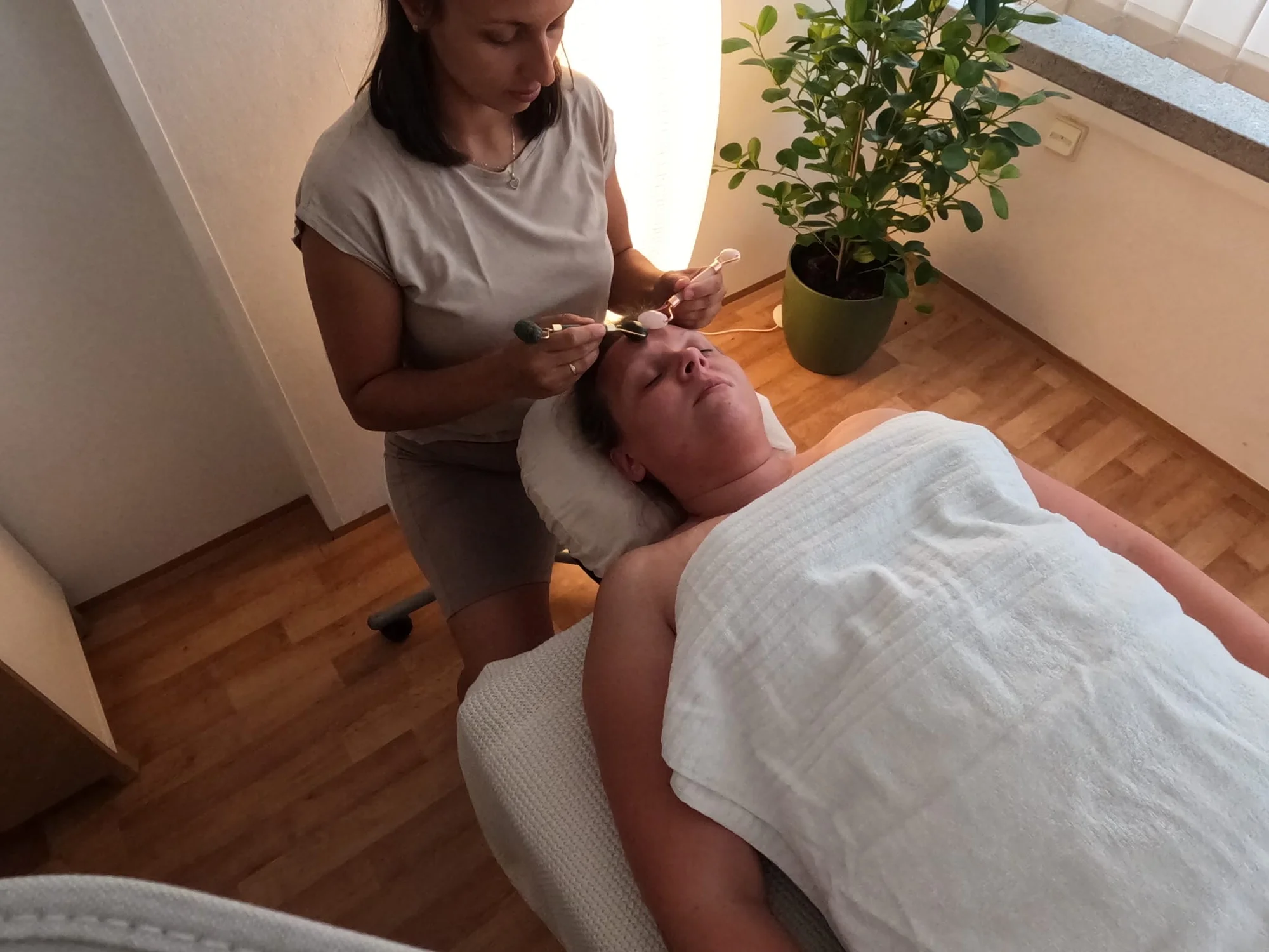 Obličejová masáž gua sha vč. péče nebo havajská Lomi Lomi: 60 či 90 minut