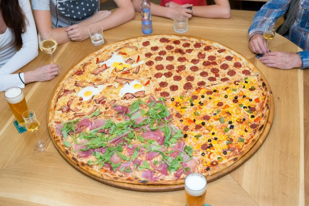 Obří křupavá pizza o průměru 100 cm podle výběru ze 32 druhů