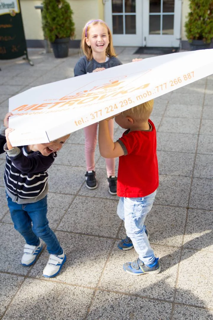 Obří křupavá pizza o průměru 100 cm podle výběru ze 32 druhů