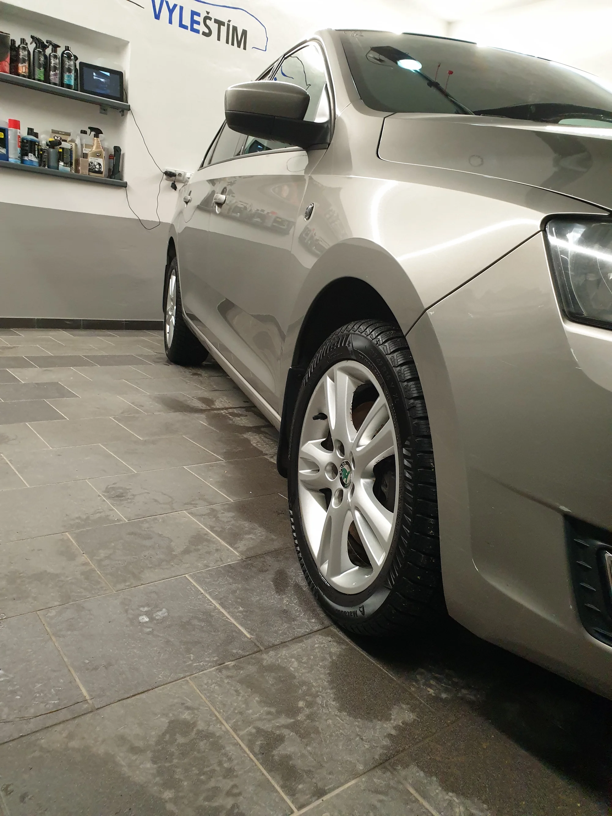 Důkladné mytí interiéru či exteriéru auta i detailní čištění kol