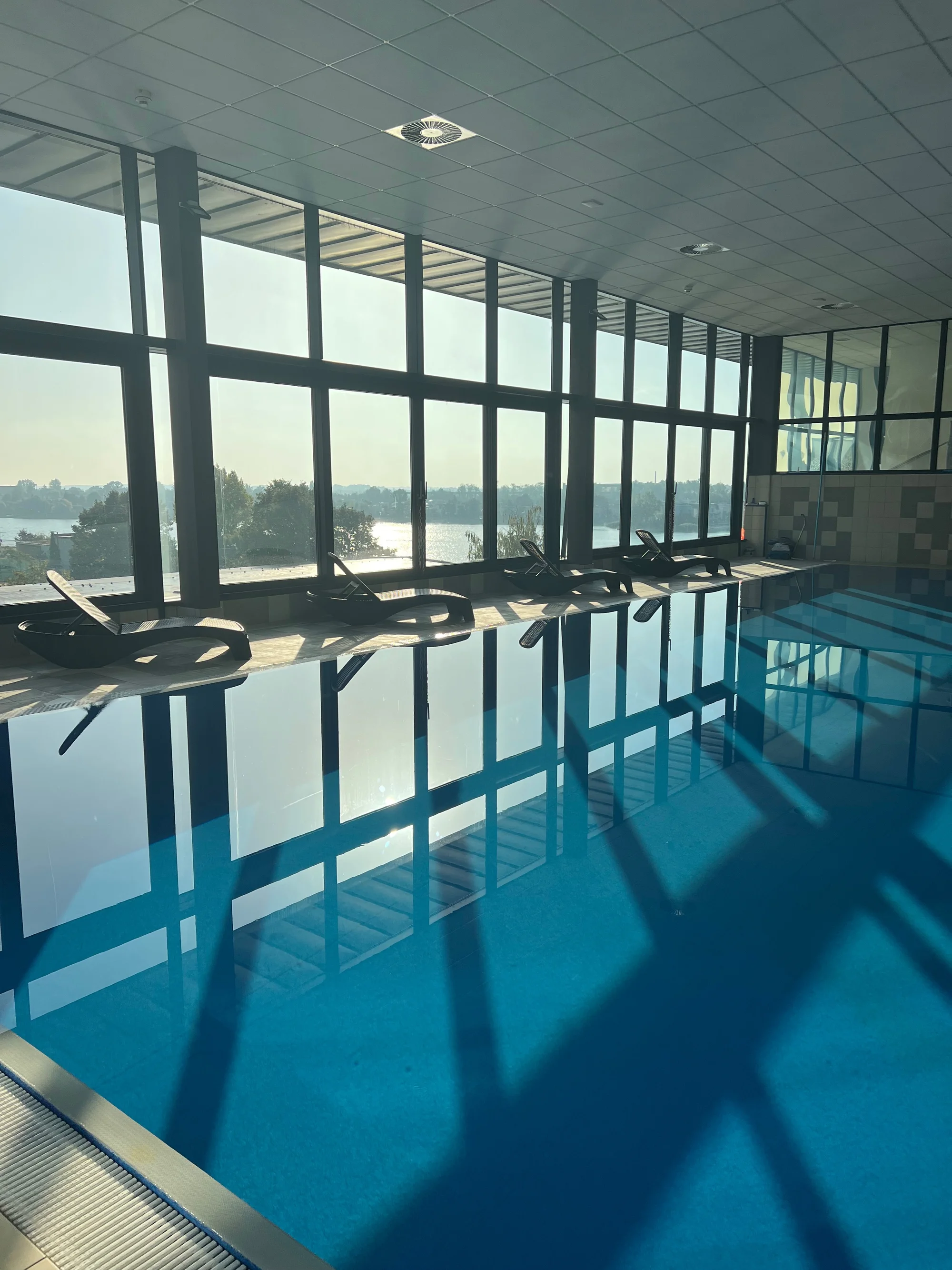 Pobyt u Slunečních jezer na Slovensku: hotel s vlastní pláží, krytým bazénem a polopenzí