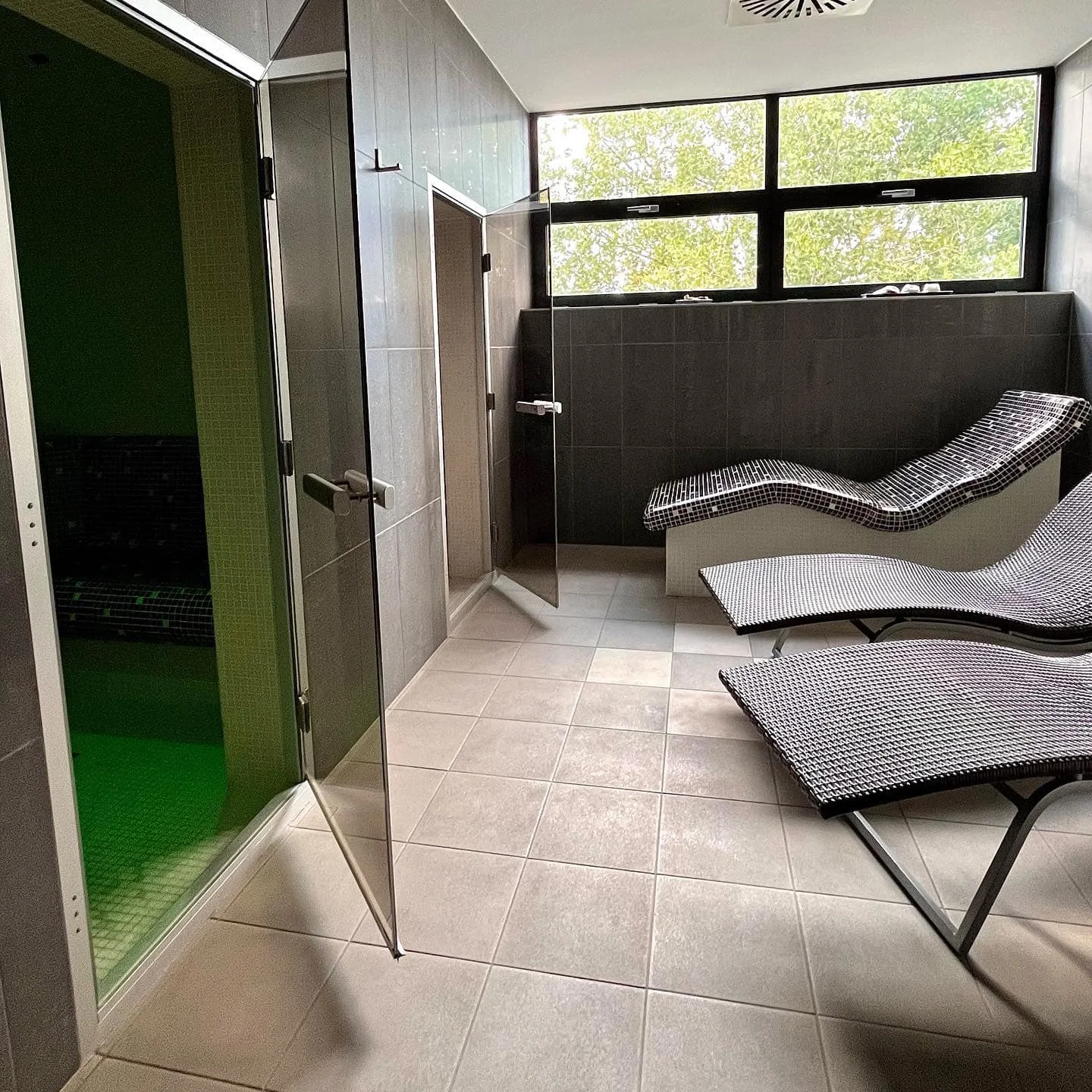Pobyt u Slunečních jezer na Slovensku: hotel s vlastní pláží, krytým bazénem a polopenzí