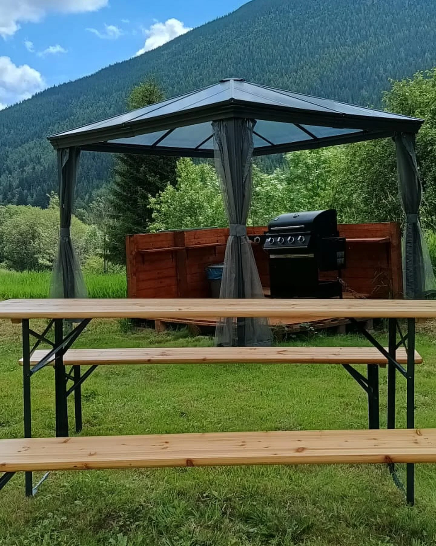 Zapůjčení grilu na 2 hodiny + grill balíček (maso, sýry, pečivo, omáčky)