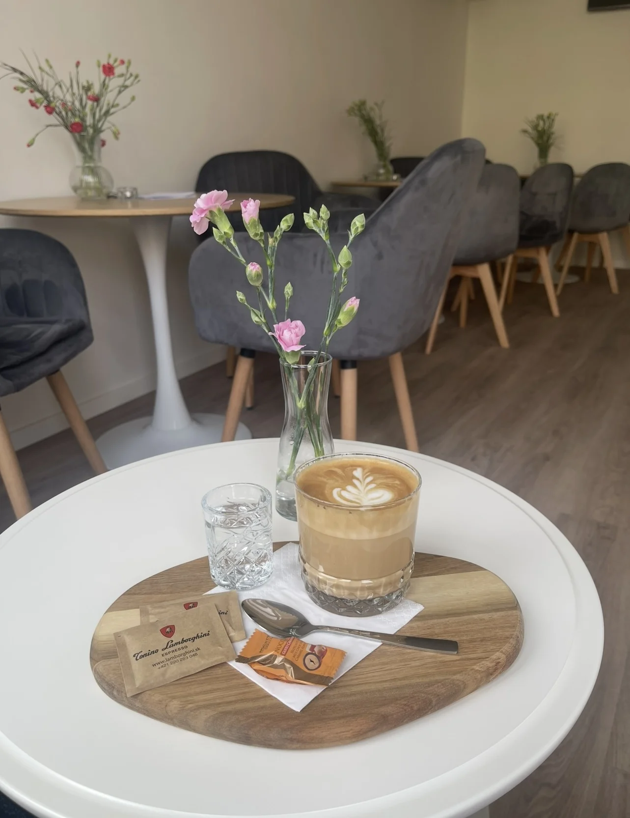 Káva, dezert a domácí limonáda pro 1 nebo 2 osoby: tiramisu, větrník a další dobroty