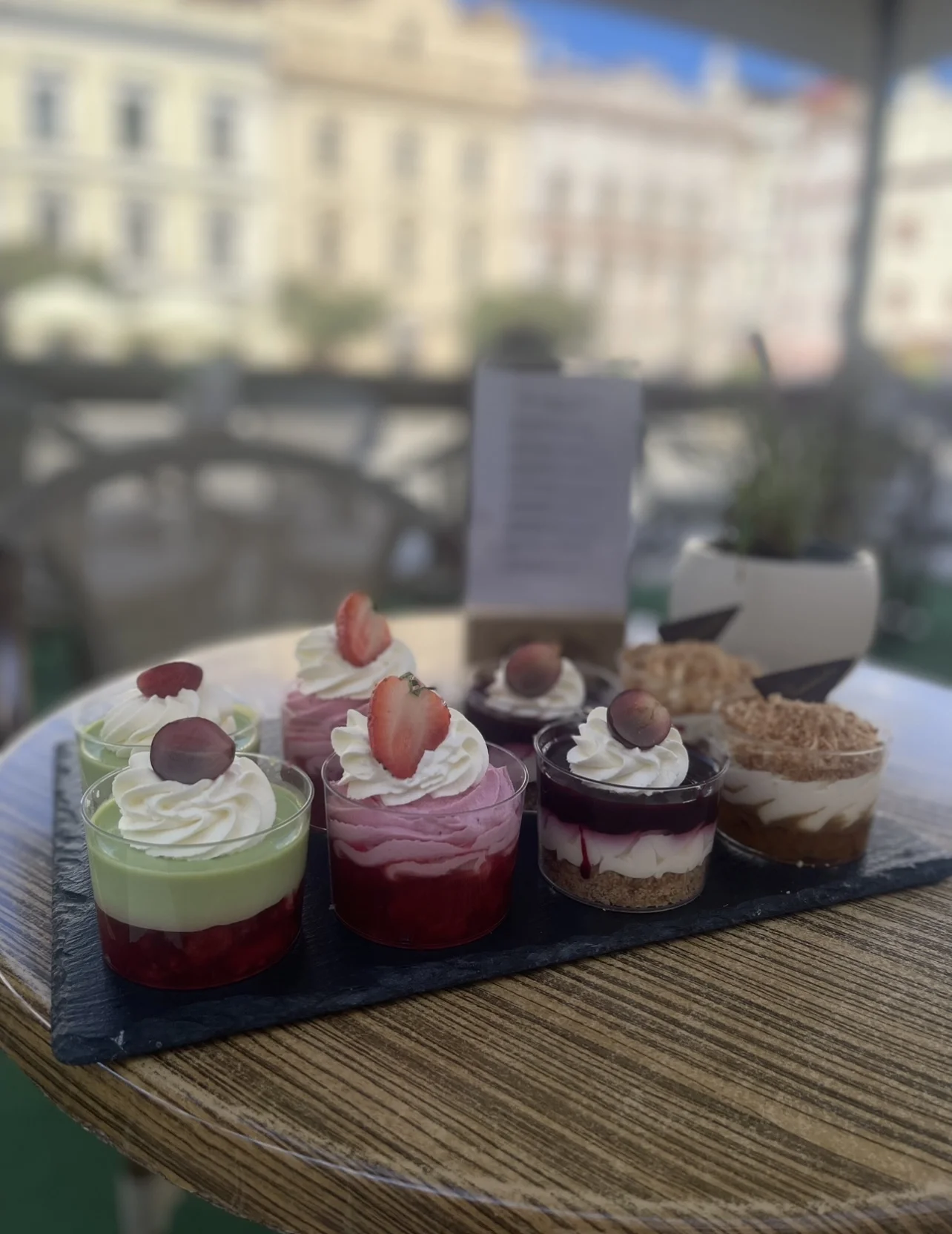 Káva, dezert a domácí limonáda pro 1 nebo 2 osoby: tiramisu, větrník a další dobroty