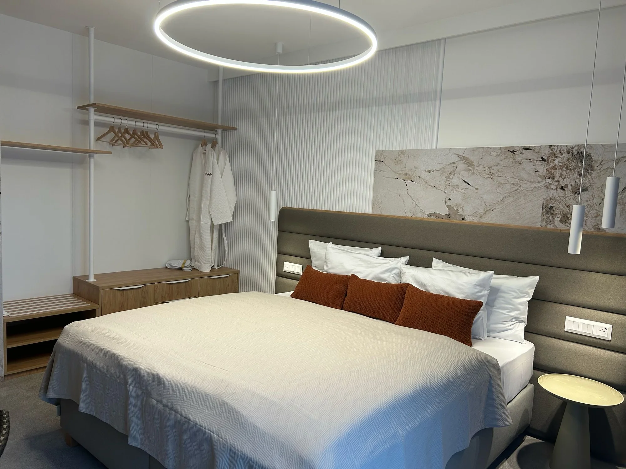 Pobyt u Slunečních jezer na Slovensku: hotel s vlastní pláží, krytým bazénem a polopenzí
