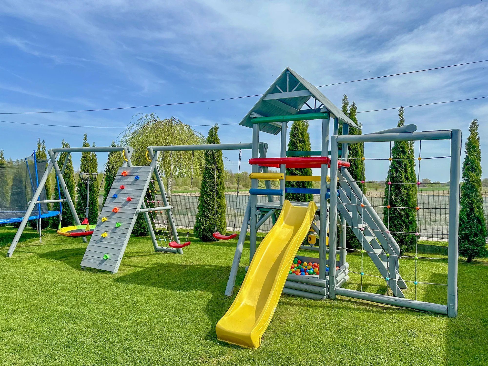 Rodinný resort u zábavního parku Energylandia: domky či kupole s terasou i vířivkou, bazény a snídaně