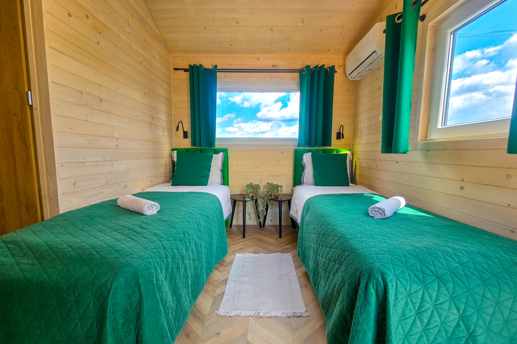 Rodinný resort u zábavního parku Energylandia: domky či kupole s terasou i vířivkou, bazény a snídaně